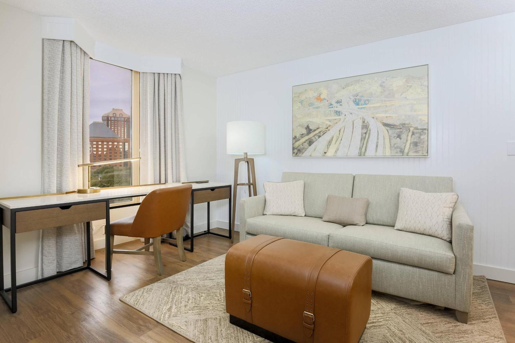 1 Queen & Sofa bed 1 Bedroom Suite Balcony