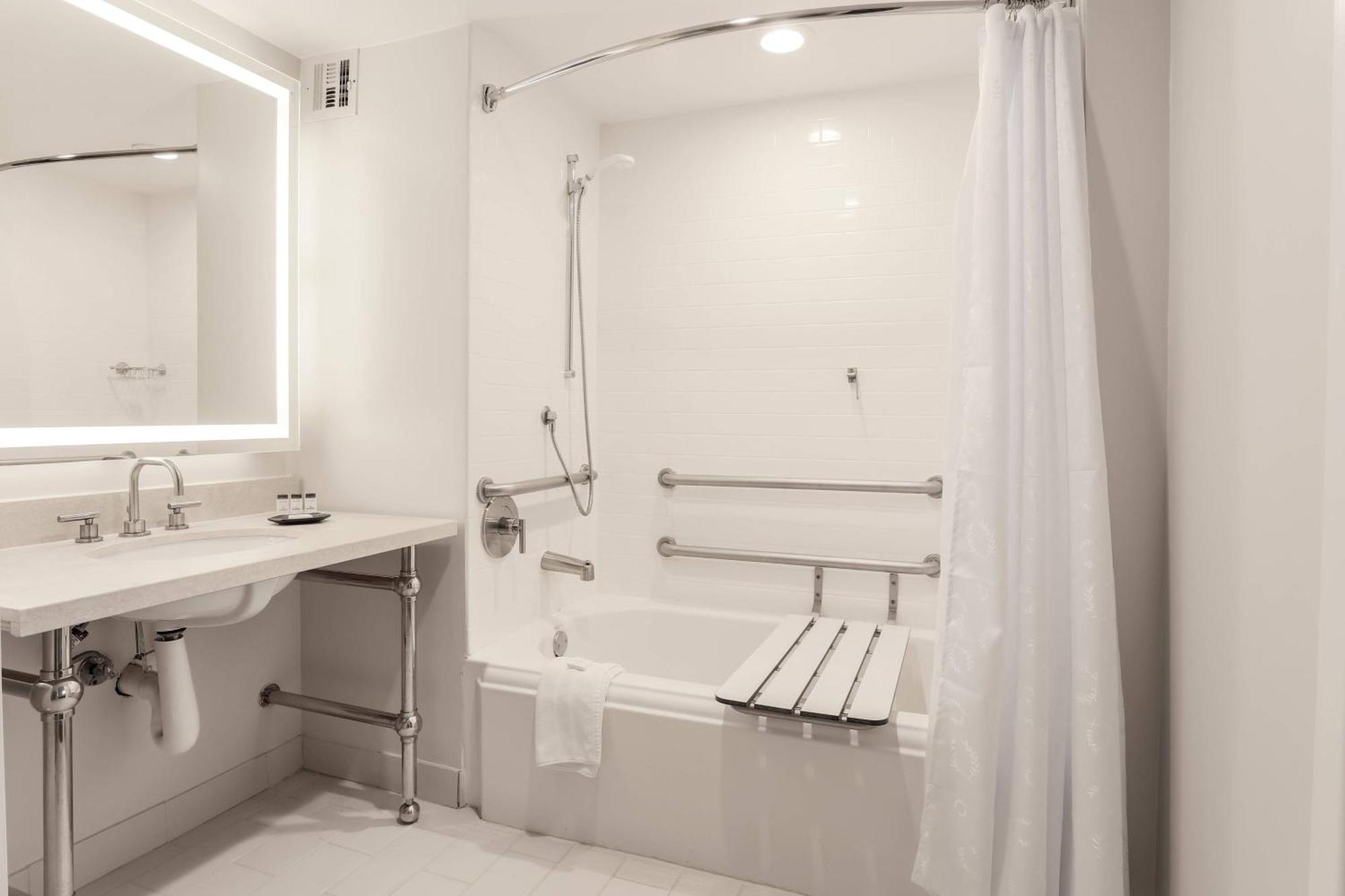 1 Queen & Sofa bed 1 Bedroom Suite Balcony
