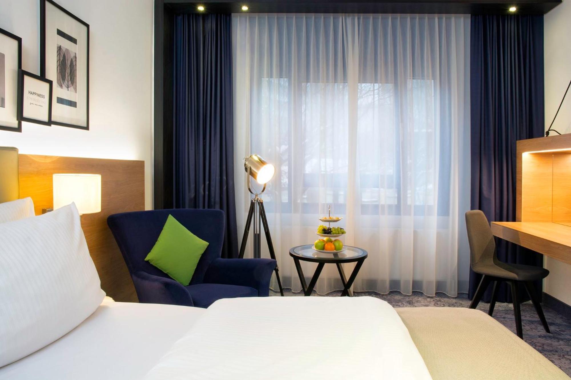 Standard Zimmer mit einem Queensize-Bett, einer Badewanne und einer Dusche.