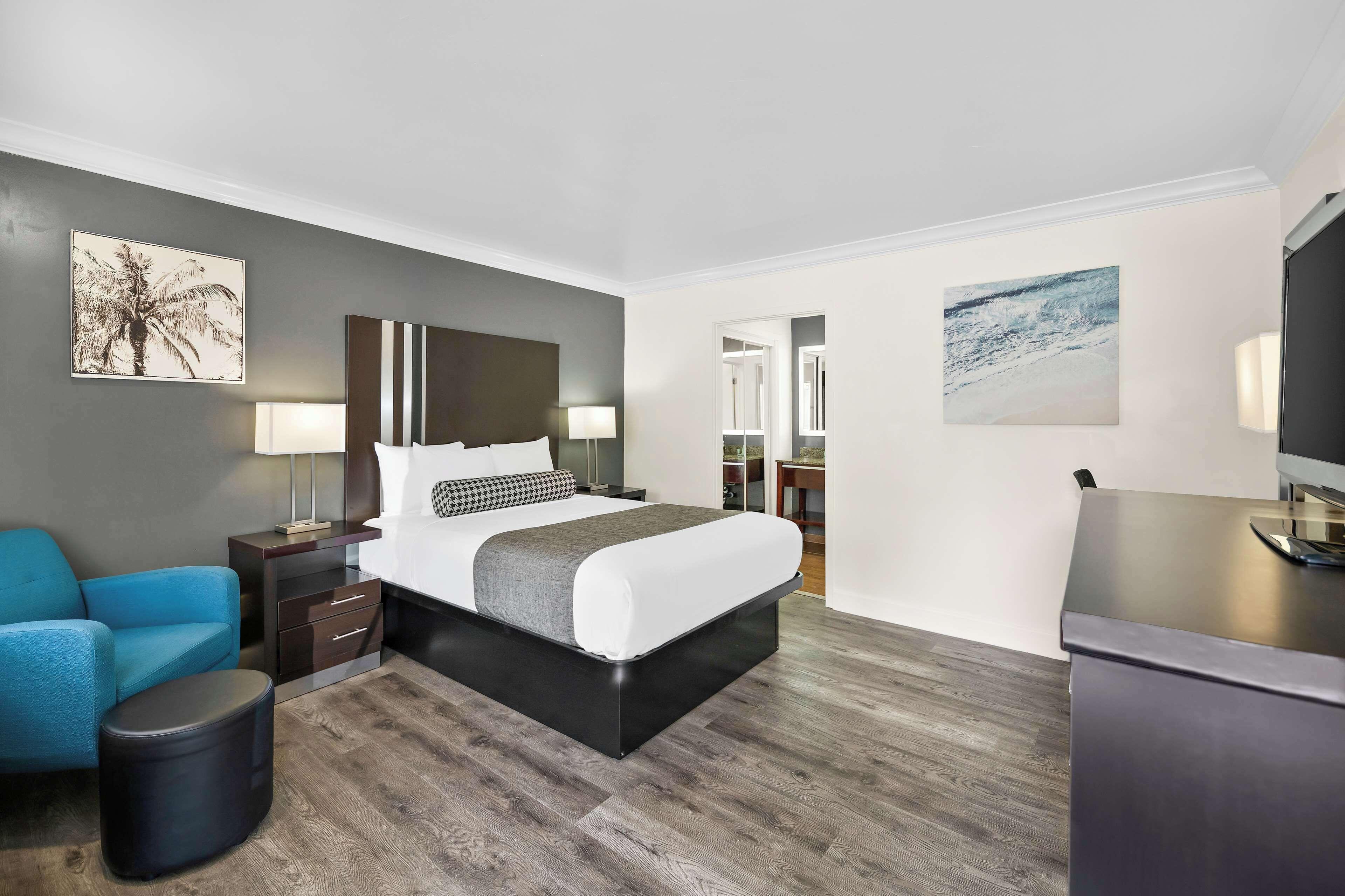 Queen Room One Queen Bed Non-Smoking