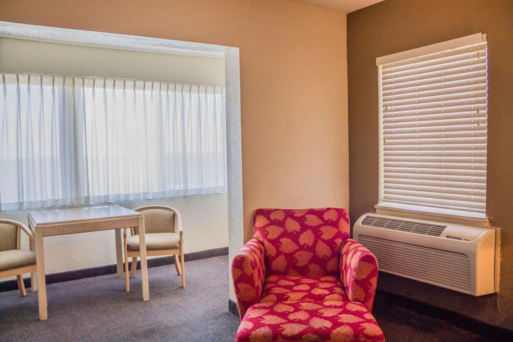 King Room Front Lake View Non-Smoking