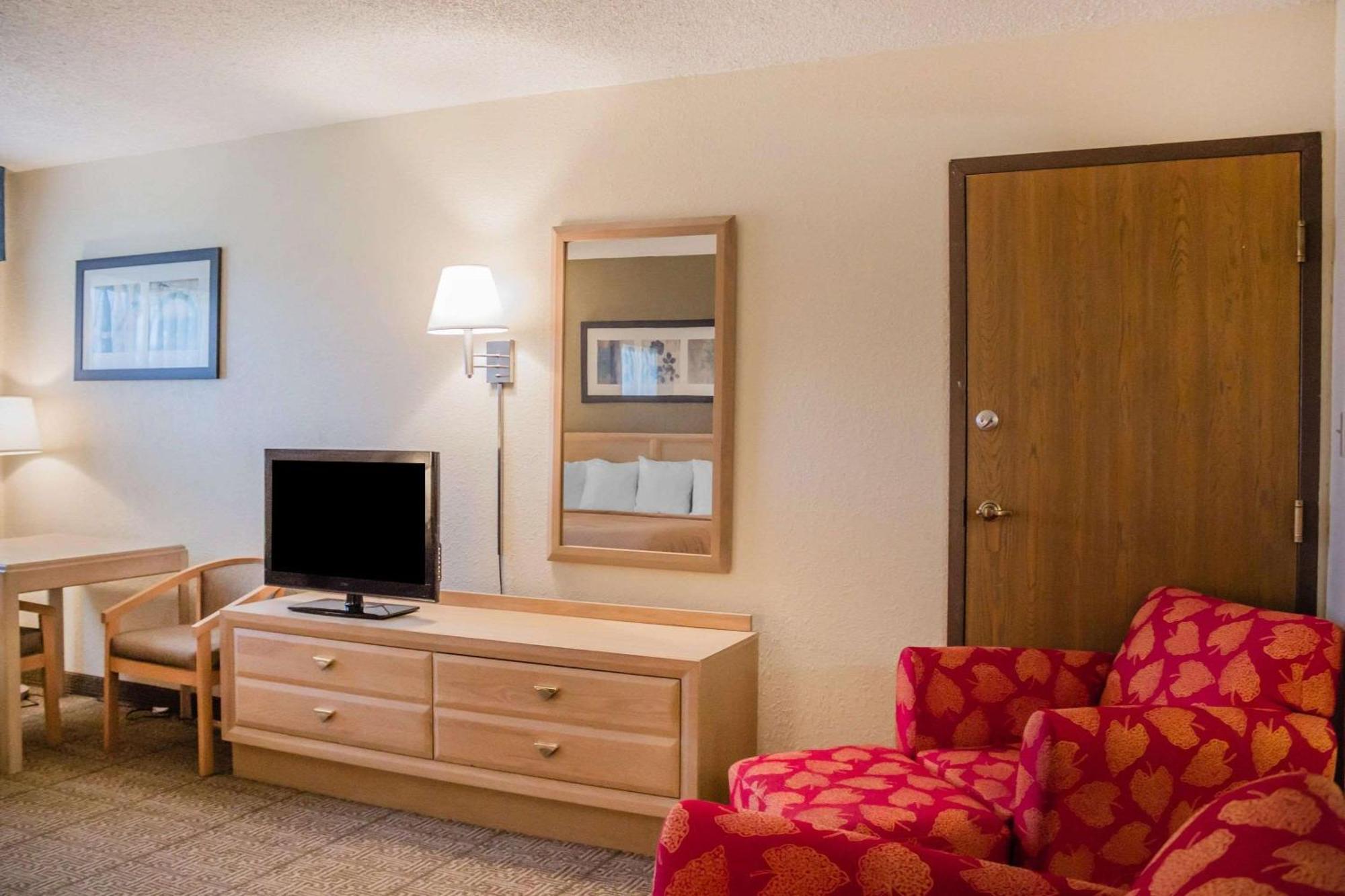 King Room Front Lake View Non-Smoking
