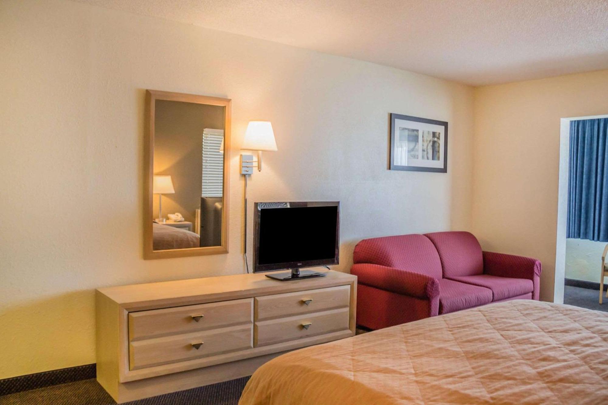 King Room Front Lake View Non-Smoking