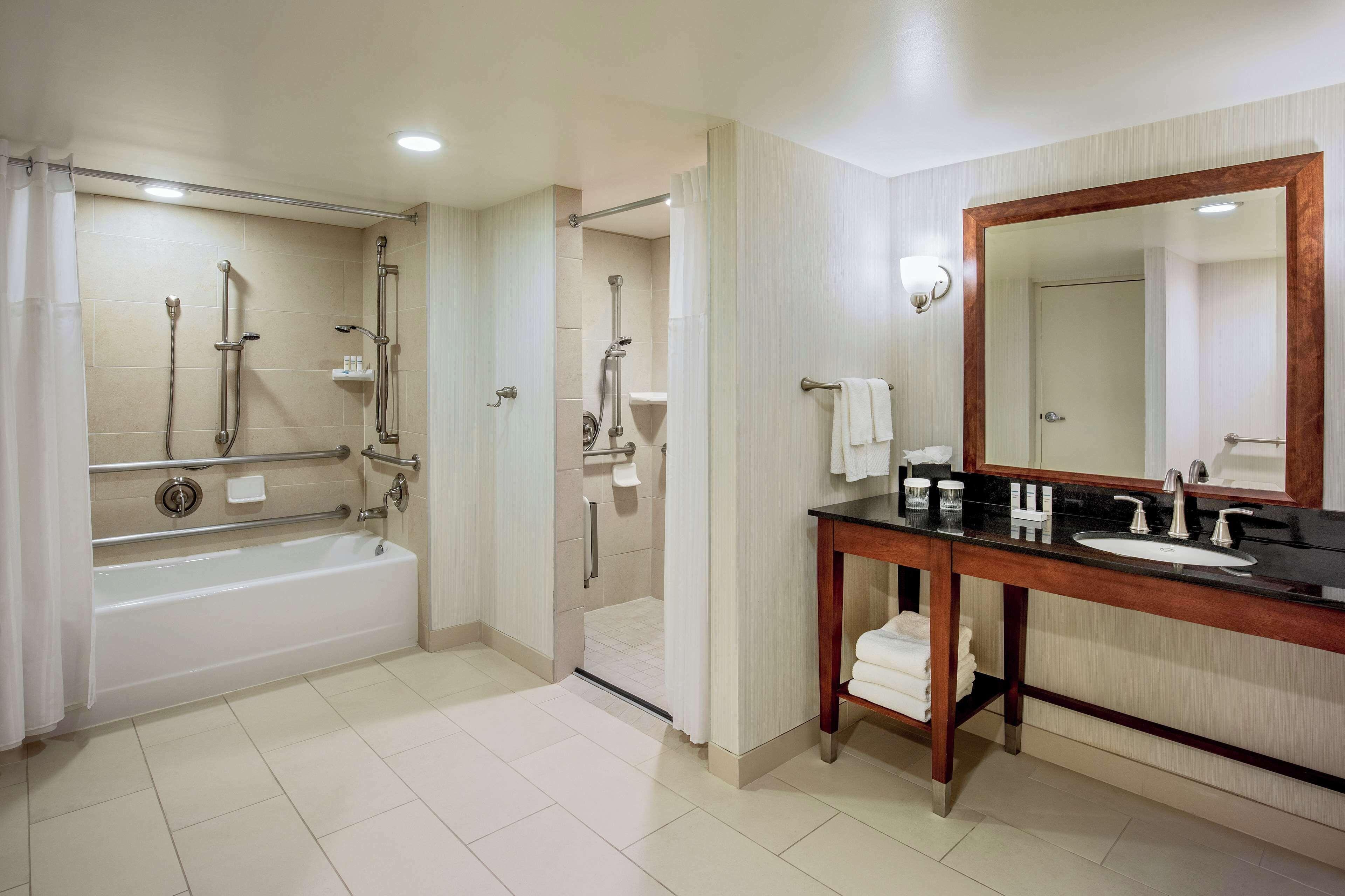 One-Bedroom Suite Mobility Access or Bath Tub