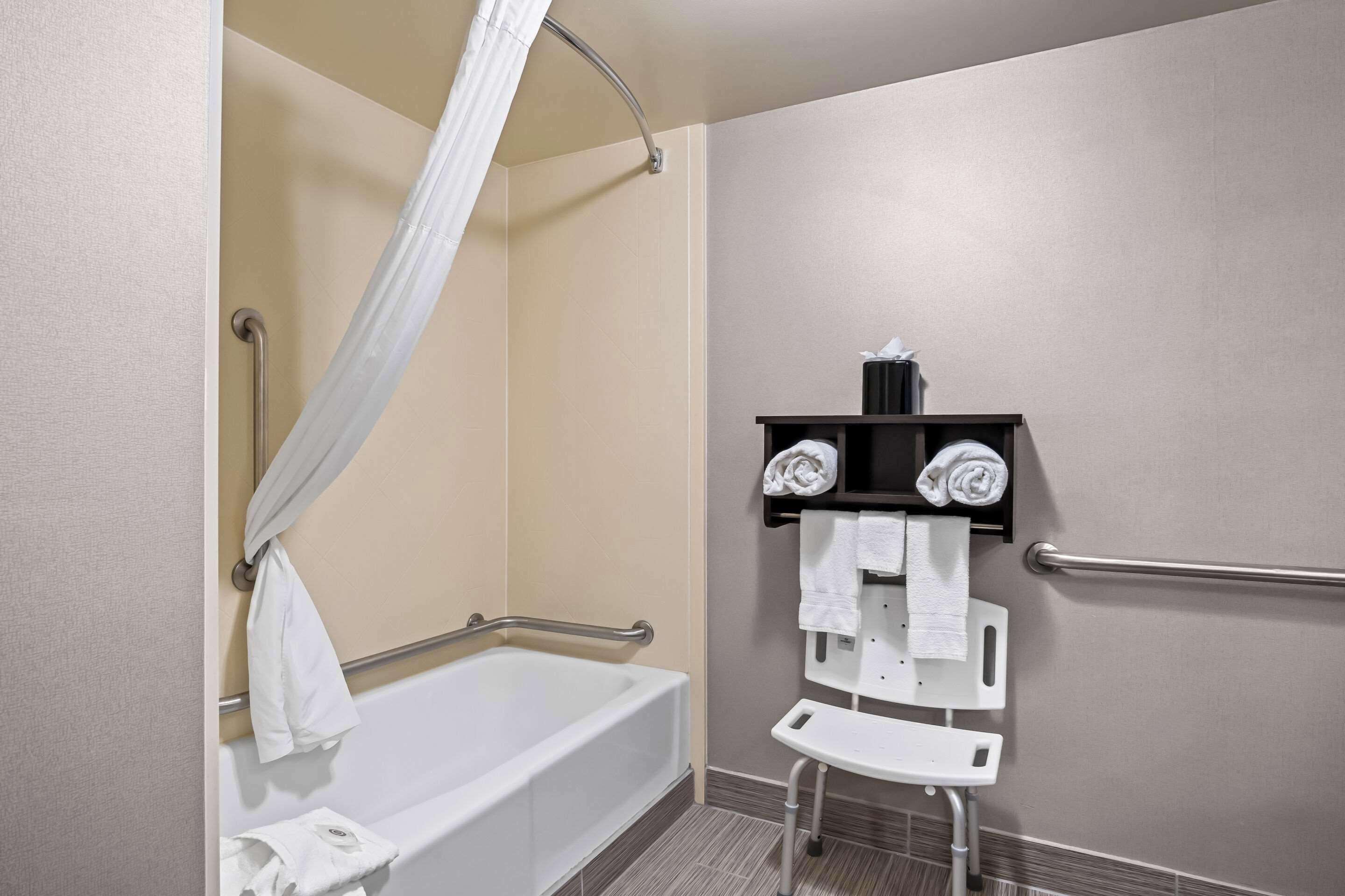 Queen Room Tub Disability Access or Non Smoking