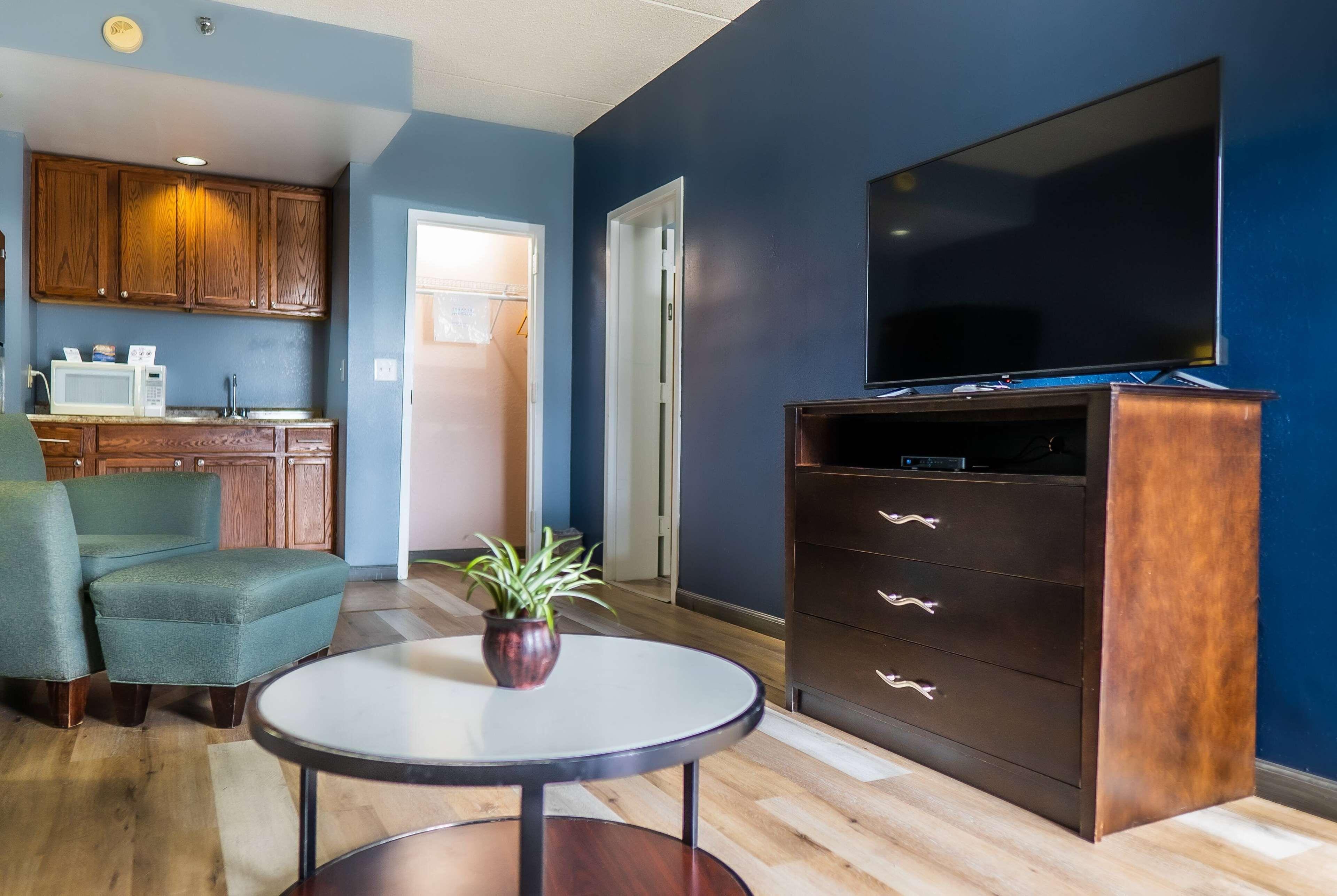 Studio Two Queen Beds Non-Smoking