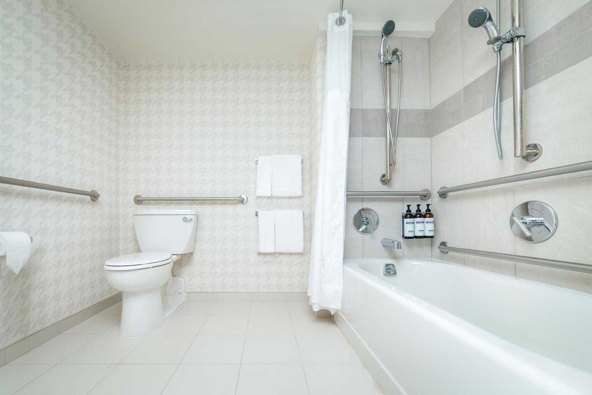 Queen Room with Accessible Tub - Disability Access,1547209924:JPEG