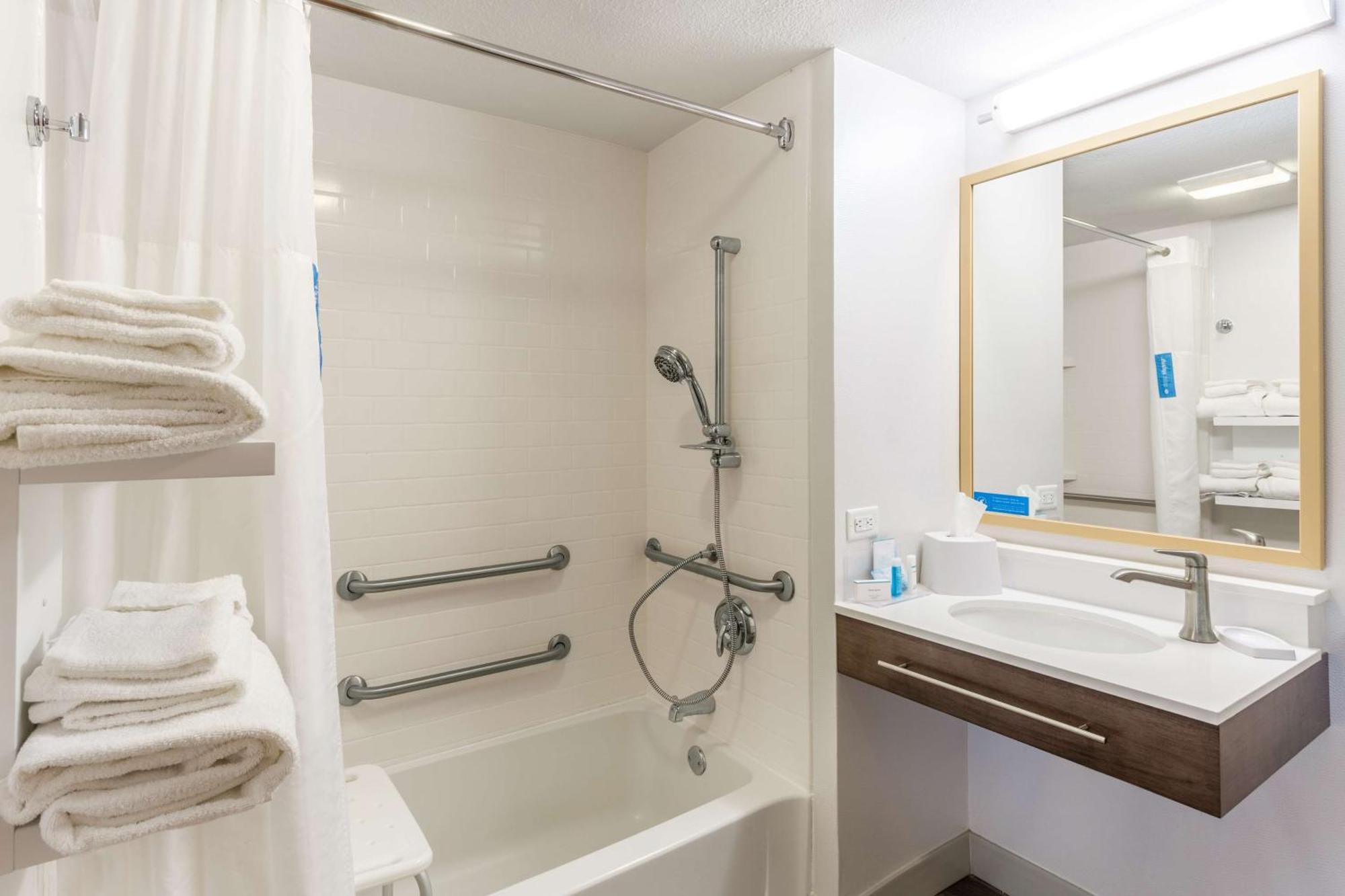 Queen Room Mobility Accessible Tub Non-Smoking