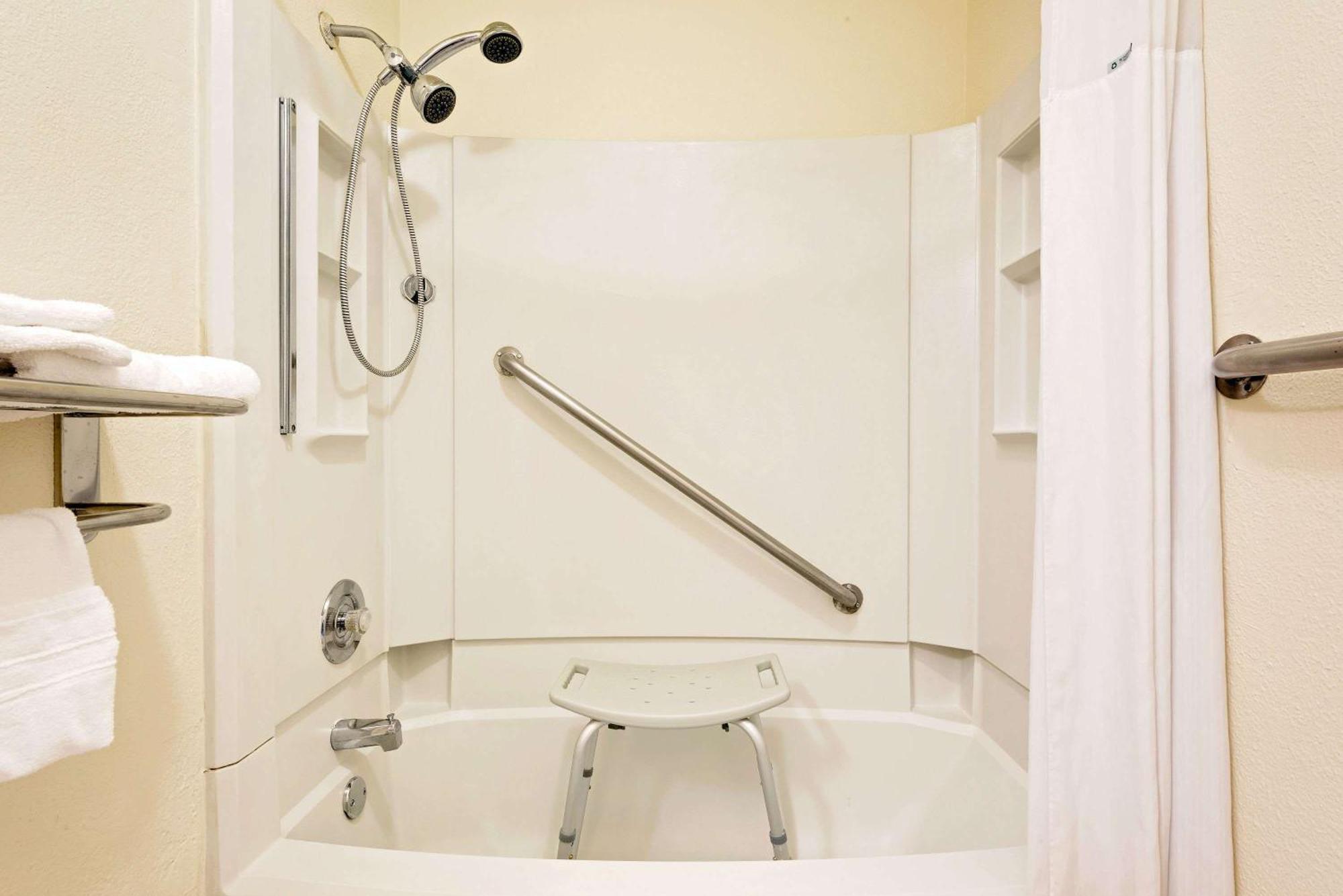 Queen Room Bathtub Mobility Accessible or Non-Smoking