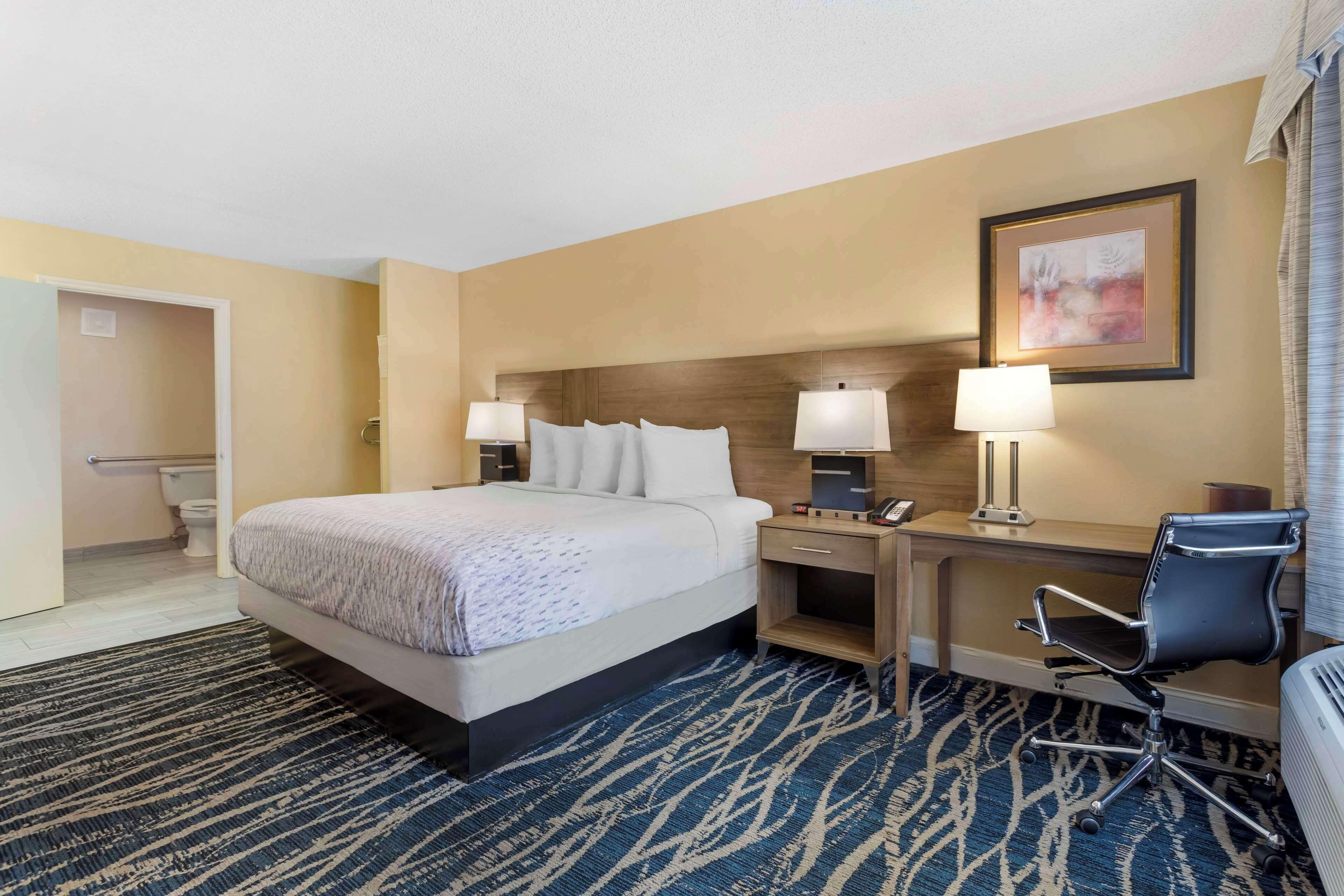 King Room with Roll-in Shower - Disability Access/Non-Smoking