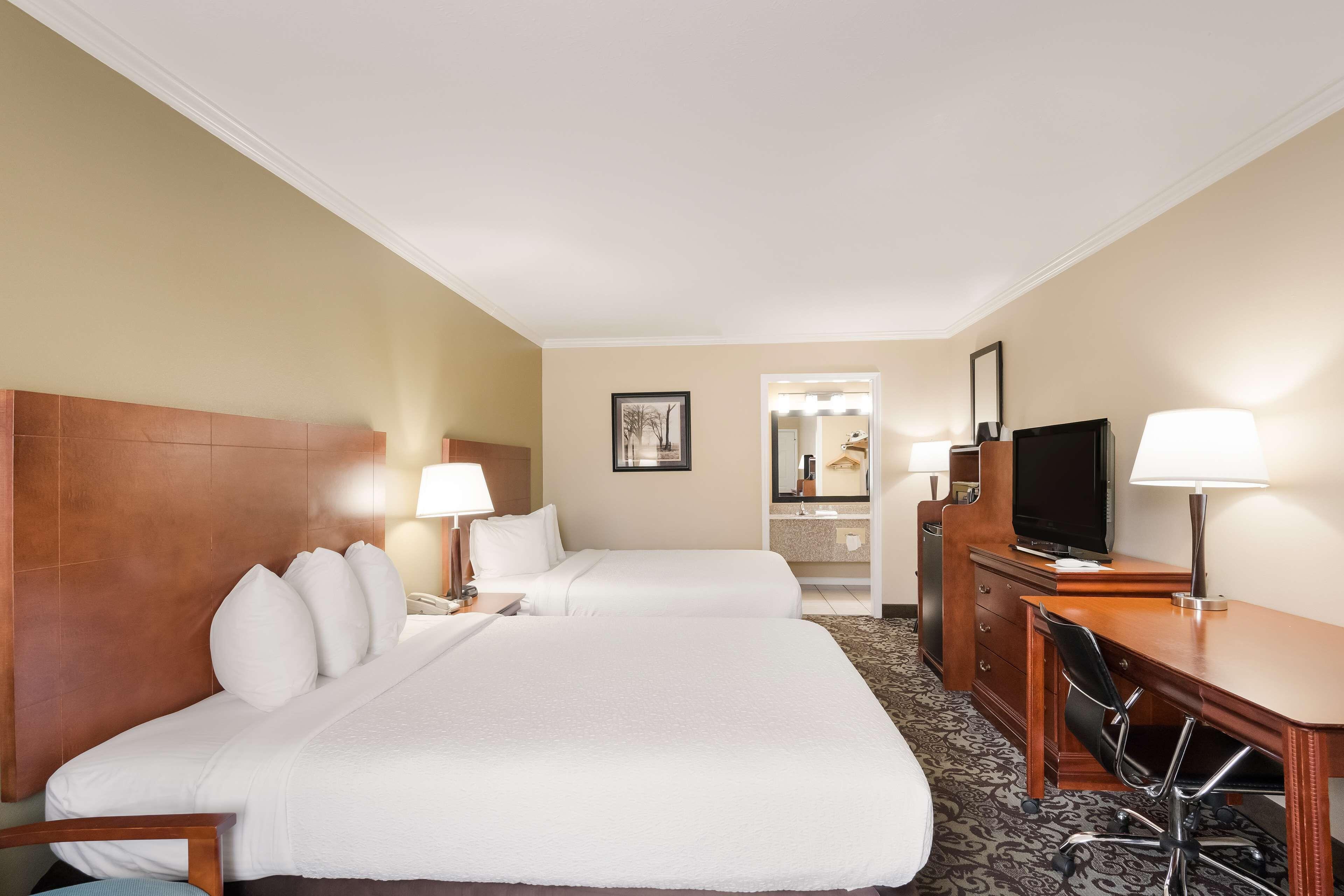 Queen Room Two Queen Beds Smoking