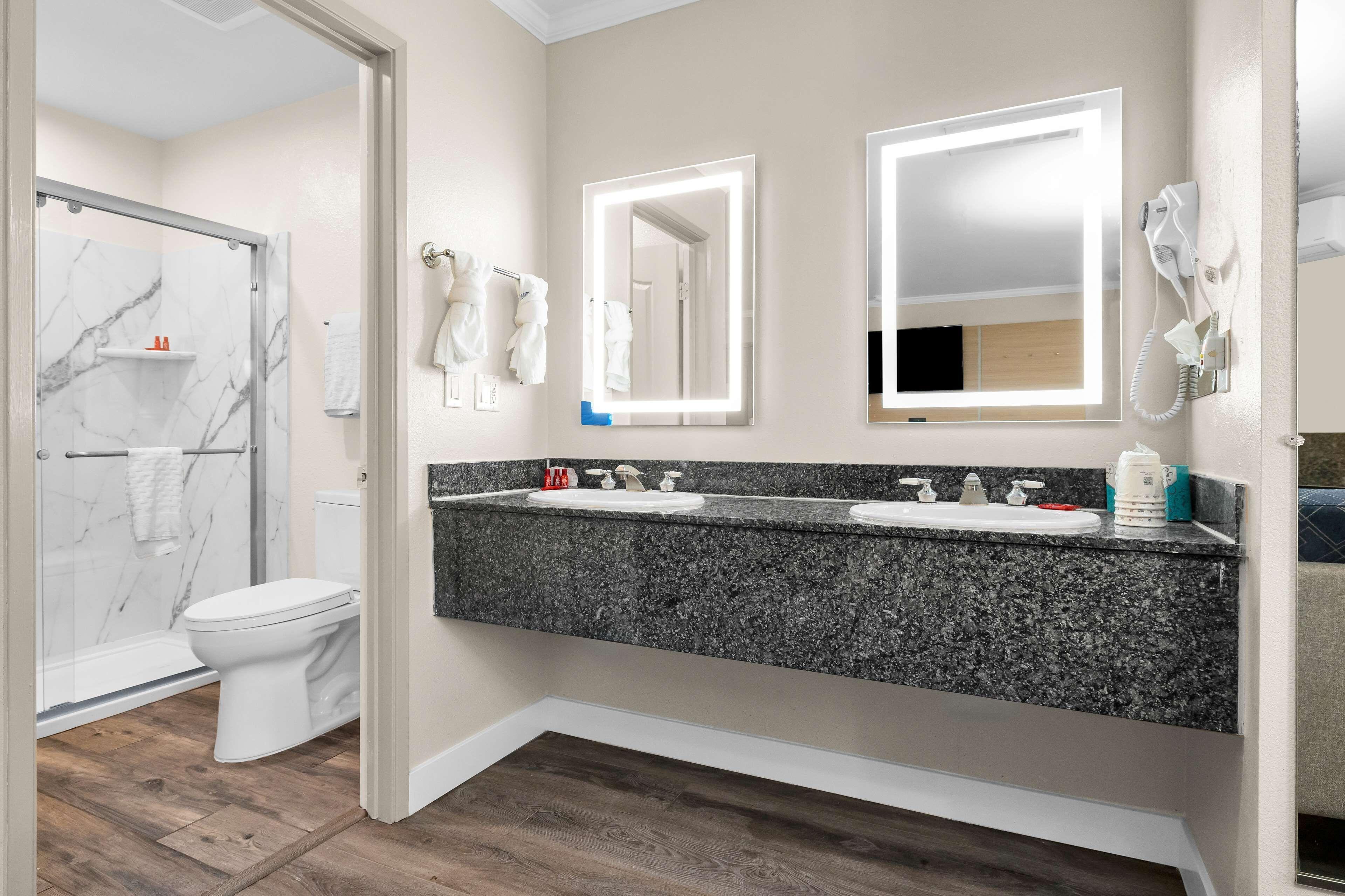 Queen Room Roll Shower Disability Access or Non-Smoking