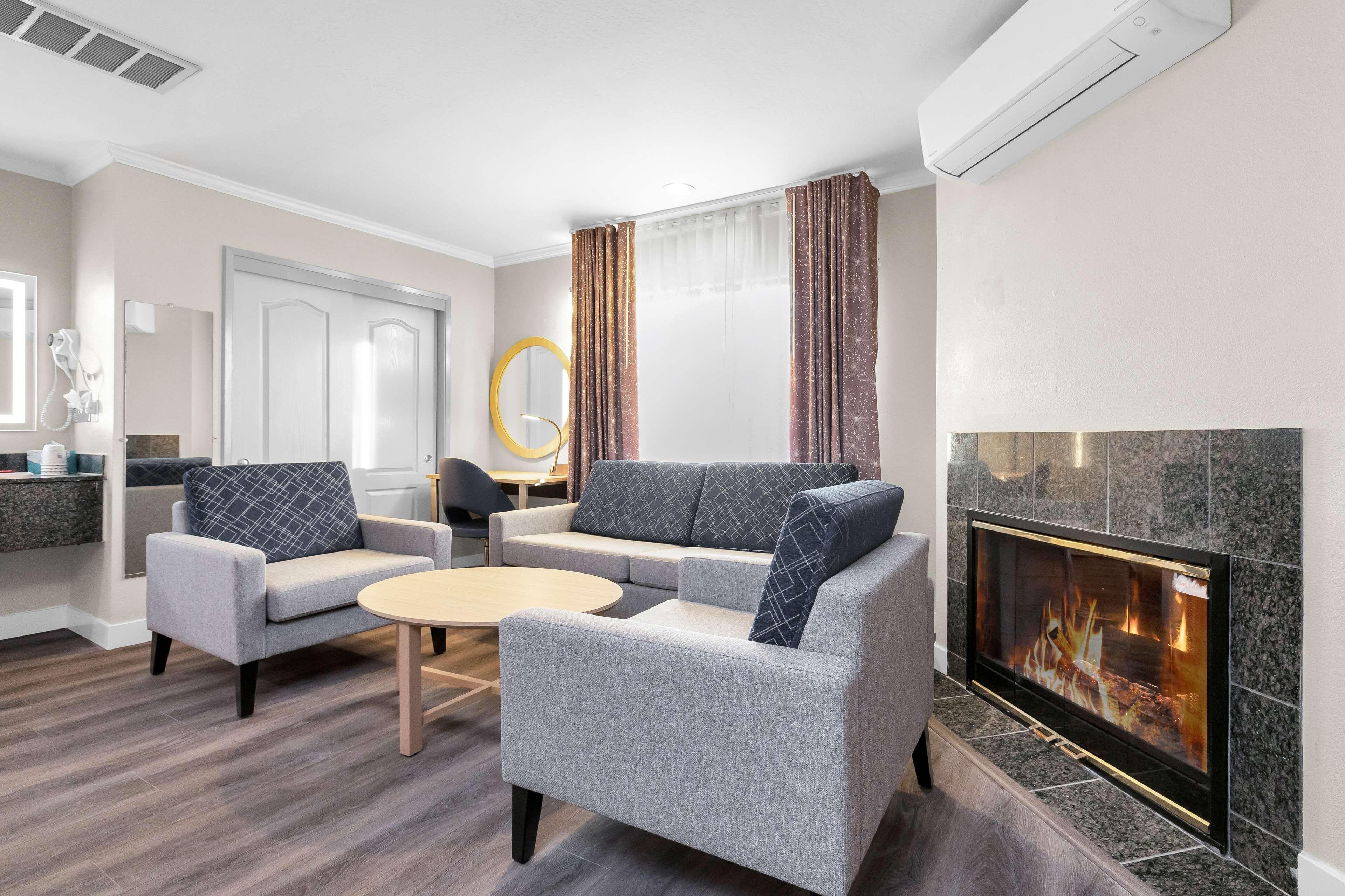 King Suite Sofa Bed Fireplace Non-Smoking