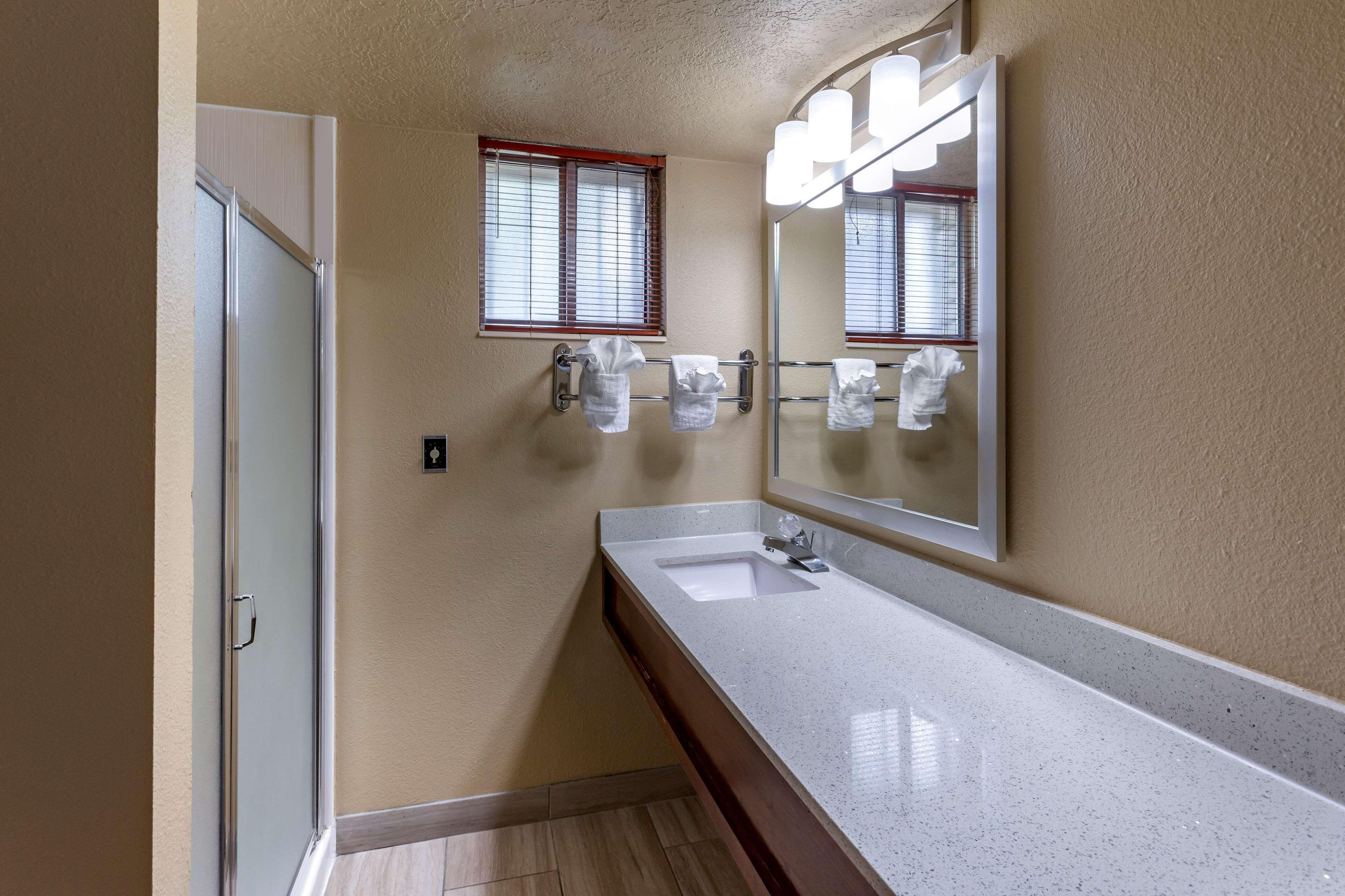 King Suite with Kitchen - Disability Access/Non-Smoking