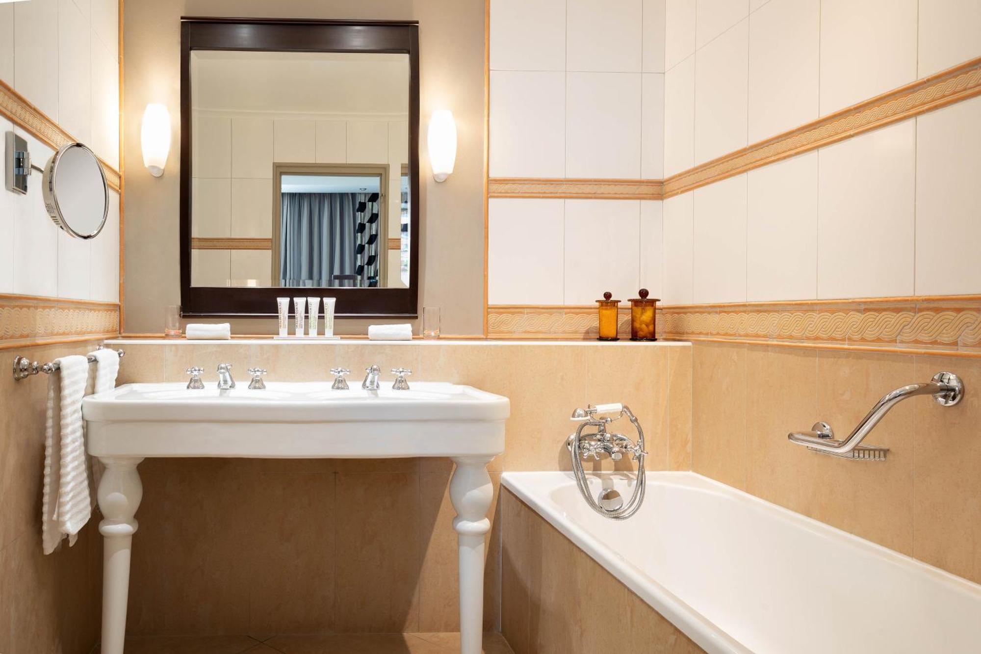 Superior King Room City View High Floor