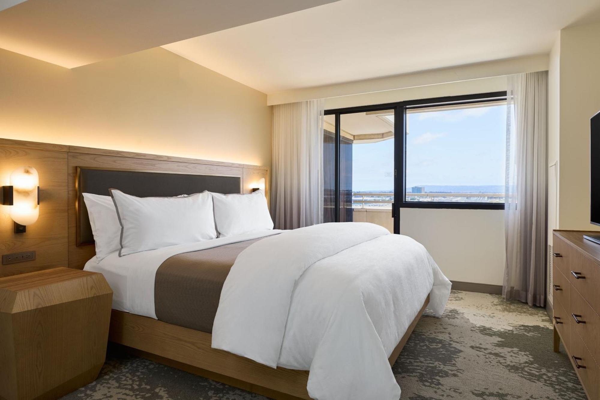 Deluxe Corner Suite, Larger Suite, 1 King, Corner room,1550891284:JPEG