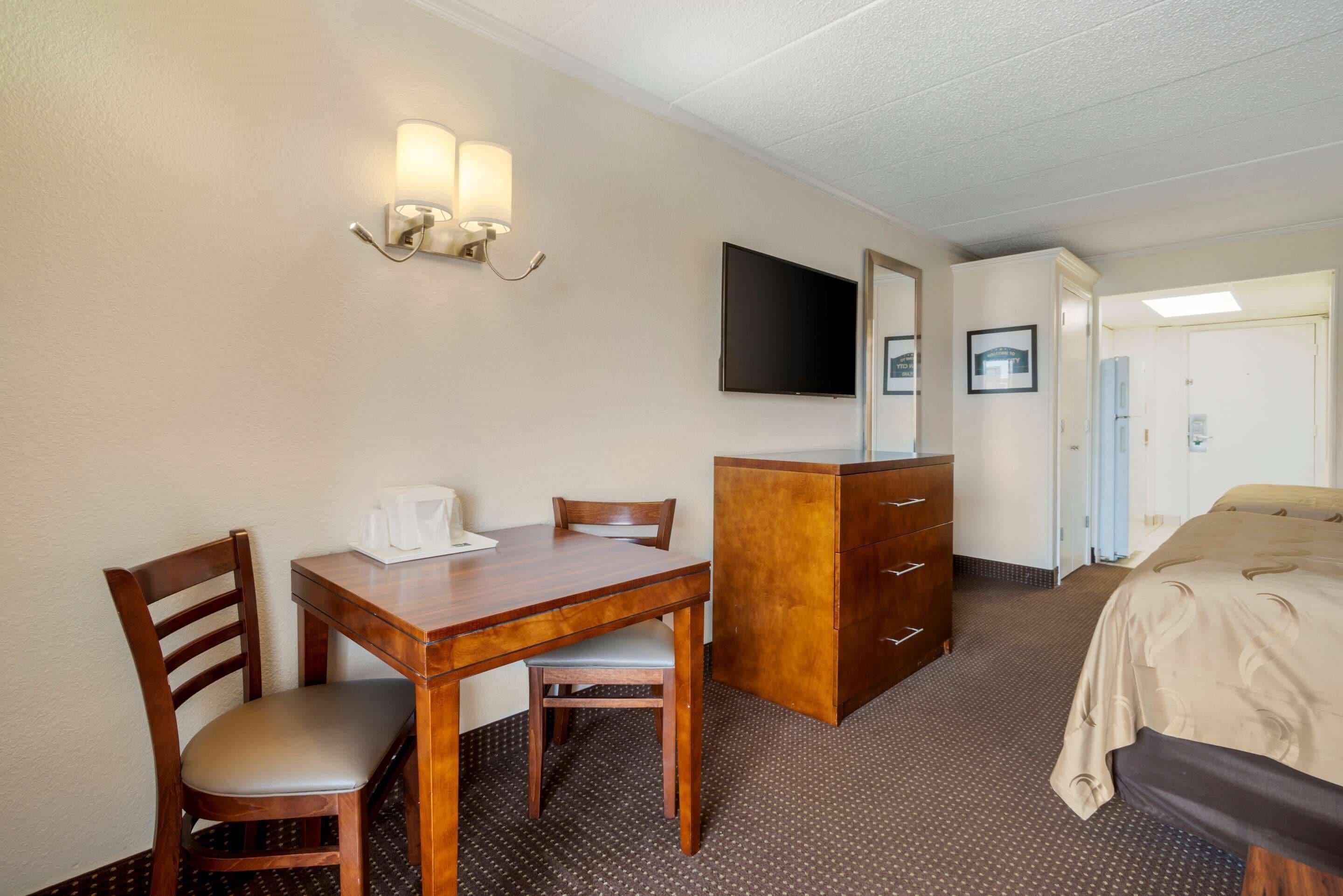 Efficiency Queen Room Two Queen Beds Non-Smoking