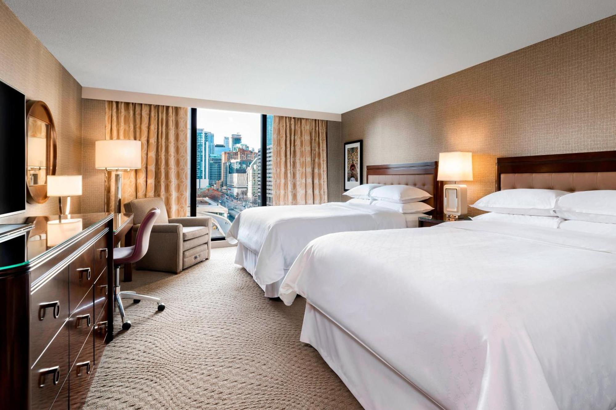 Premium Guest Room 2 Queens Nathan Philips Square View