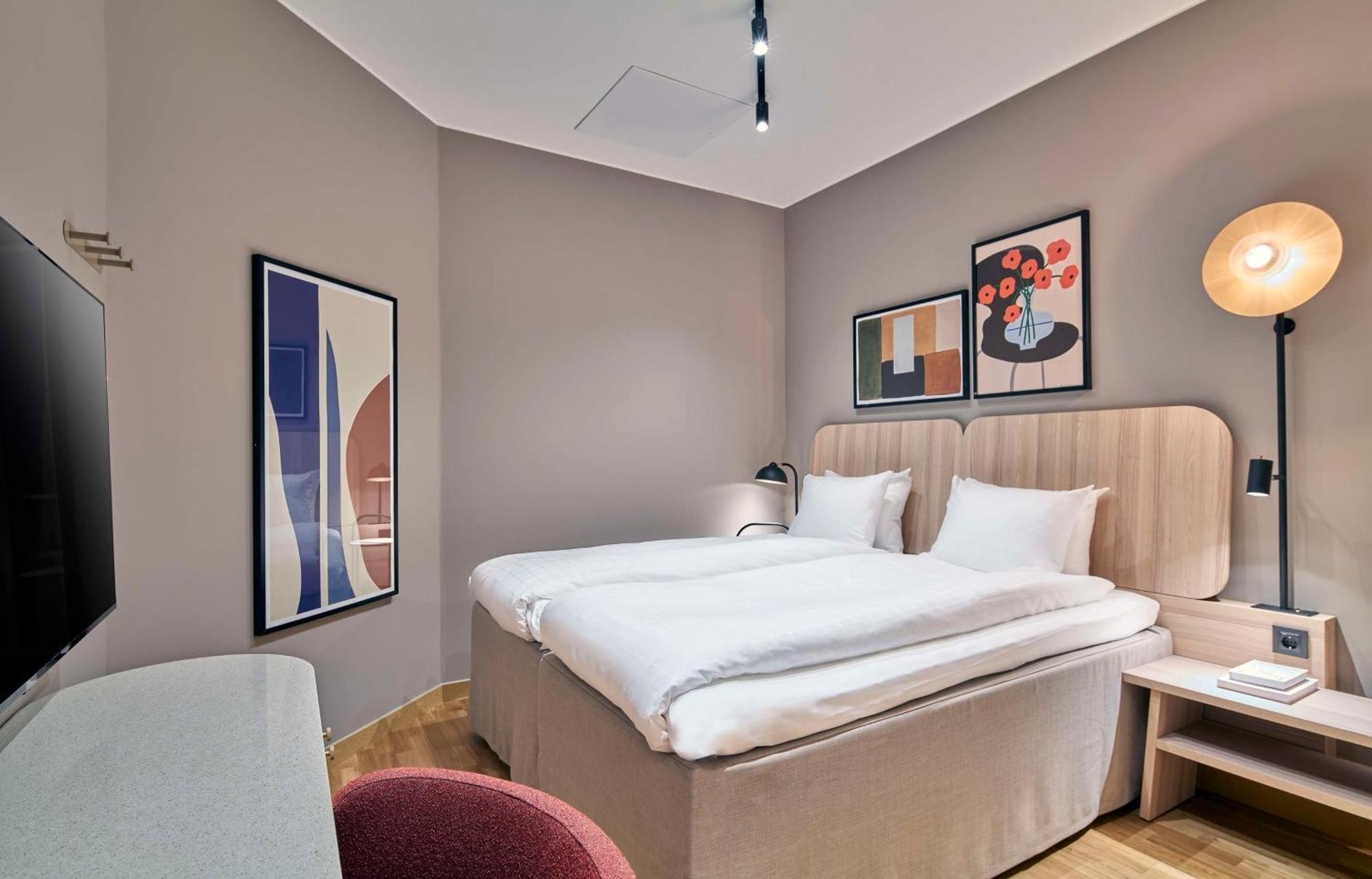 Queen Room without Window