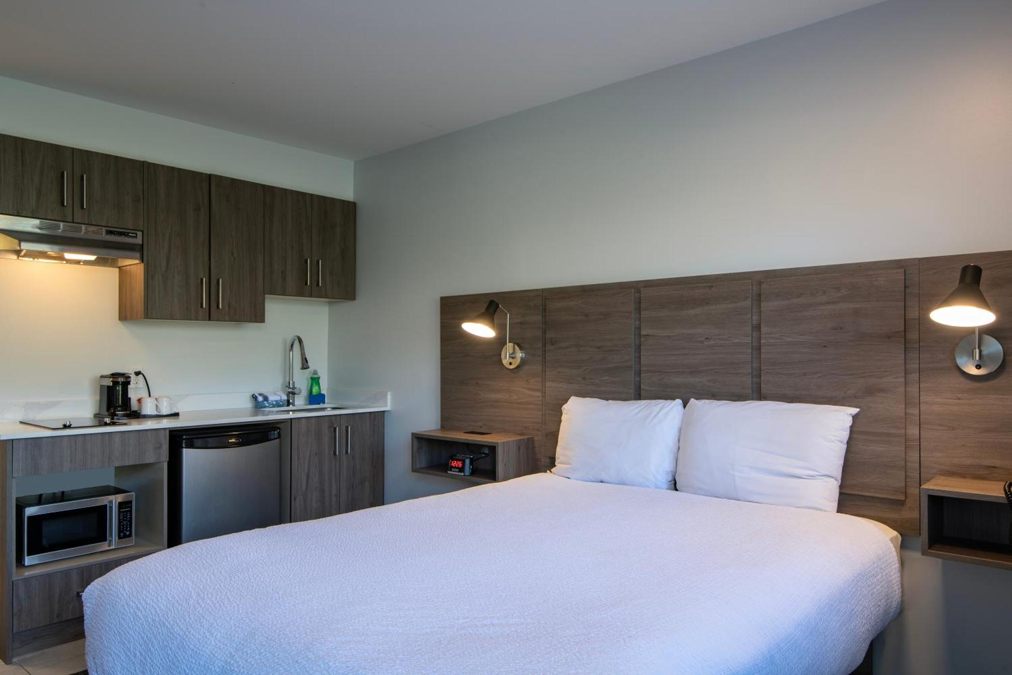 Queen Room Kitchenette