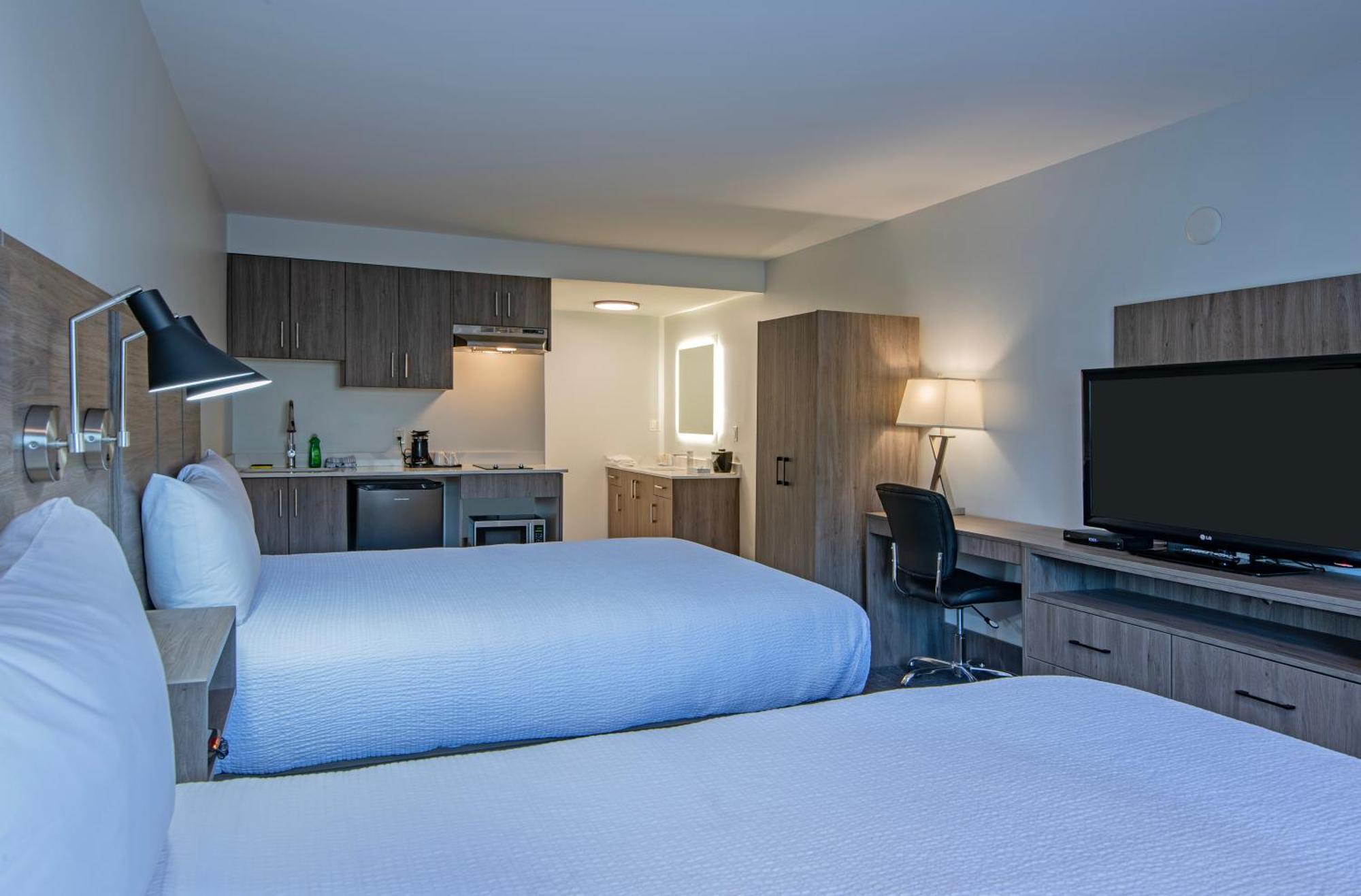 Queen Room Two Queen Beds Kitchenette
