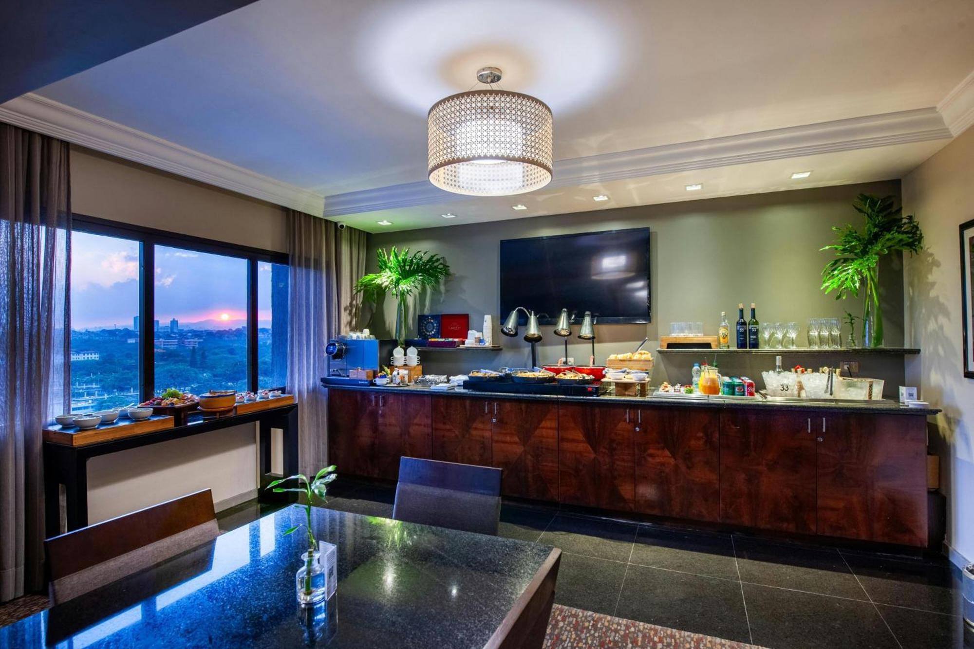 Executive Guest Room Lounge Access