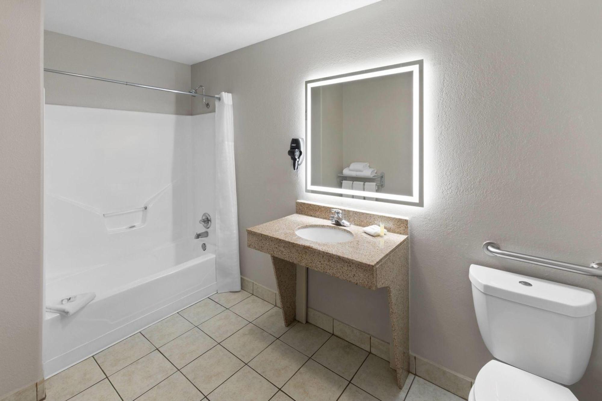 King Room with Bath Tub - Mobility/Hearing Accessible - Non-Smoking