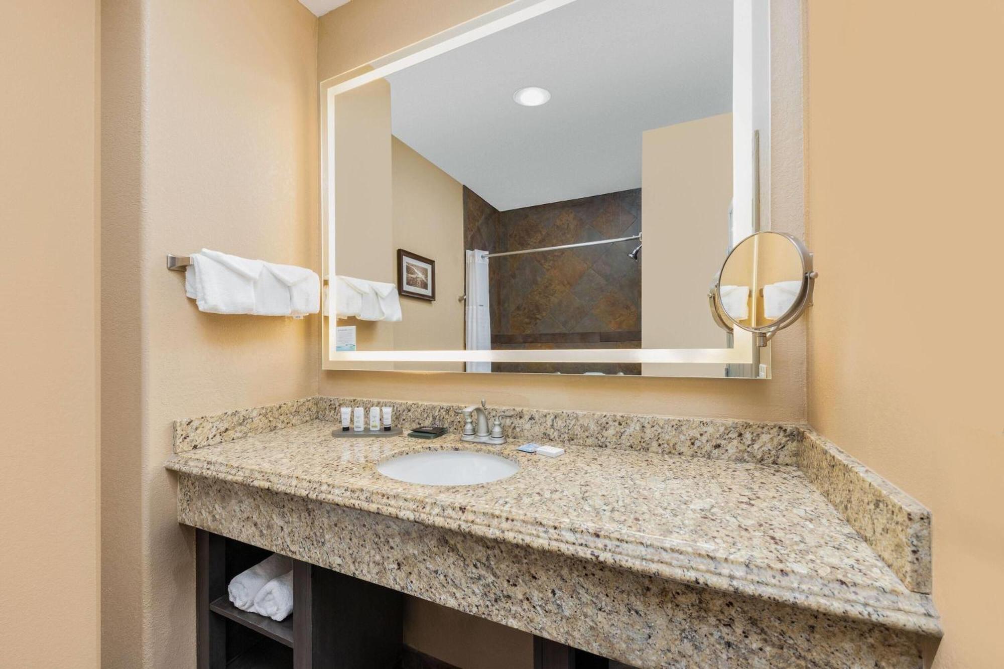 Two Queen Beds with Balcony or Patio and Lake View - Lower Floor