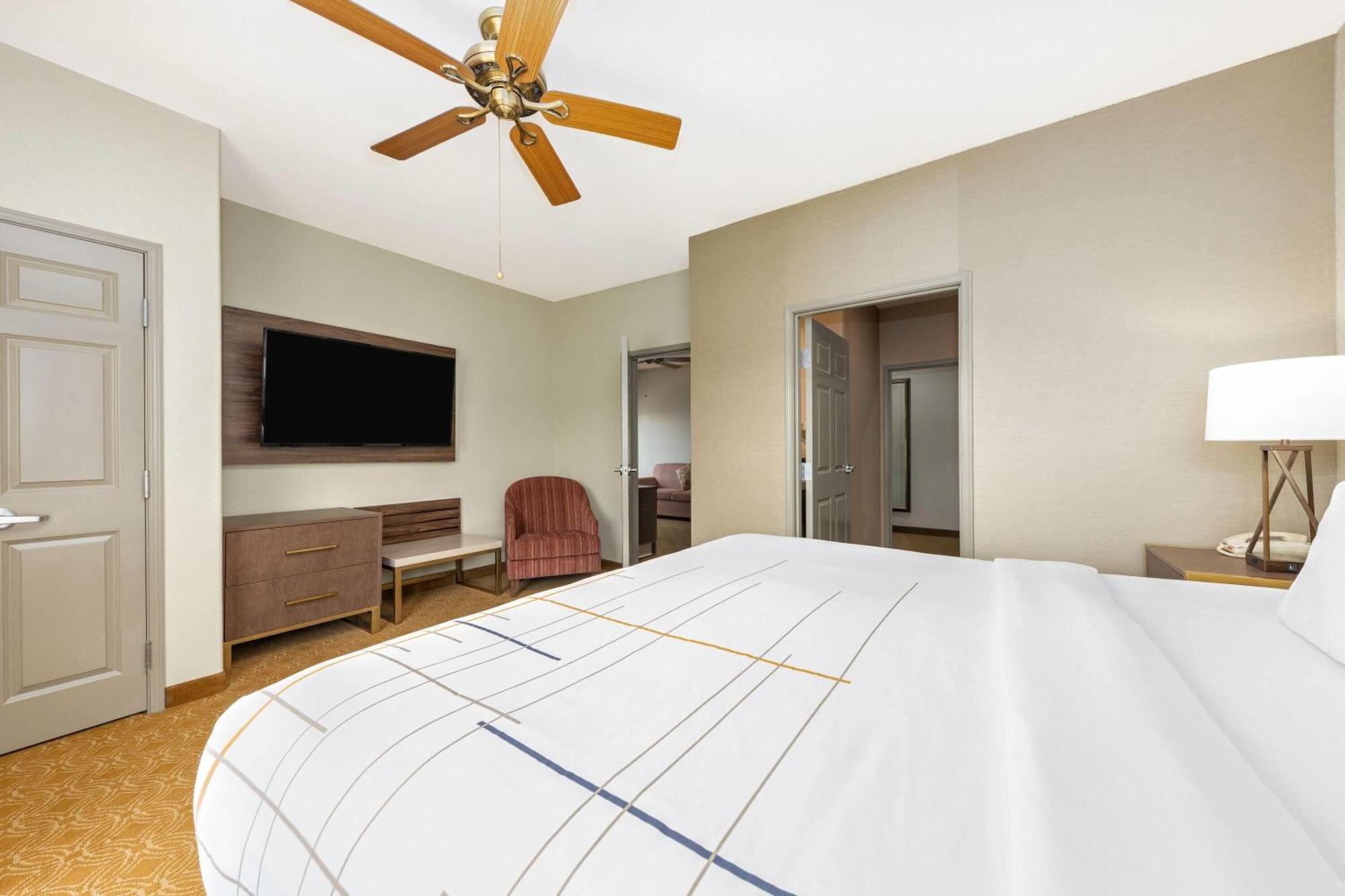Two-Room King Suite with Balcony and Lake View - 2nd Floor