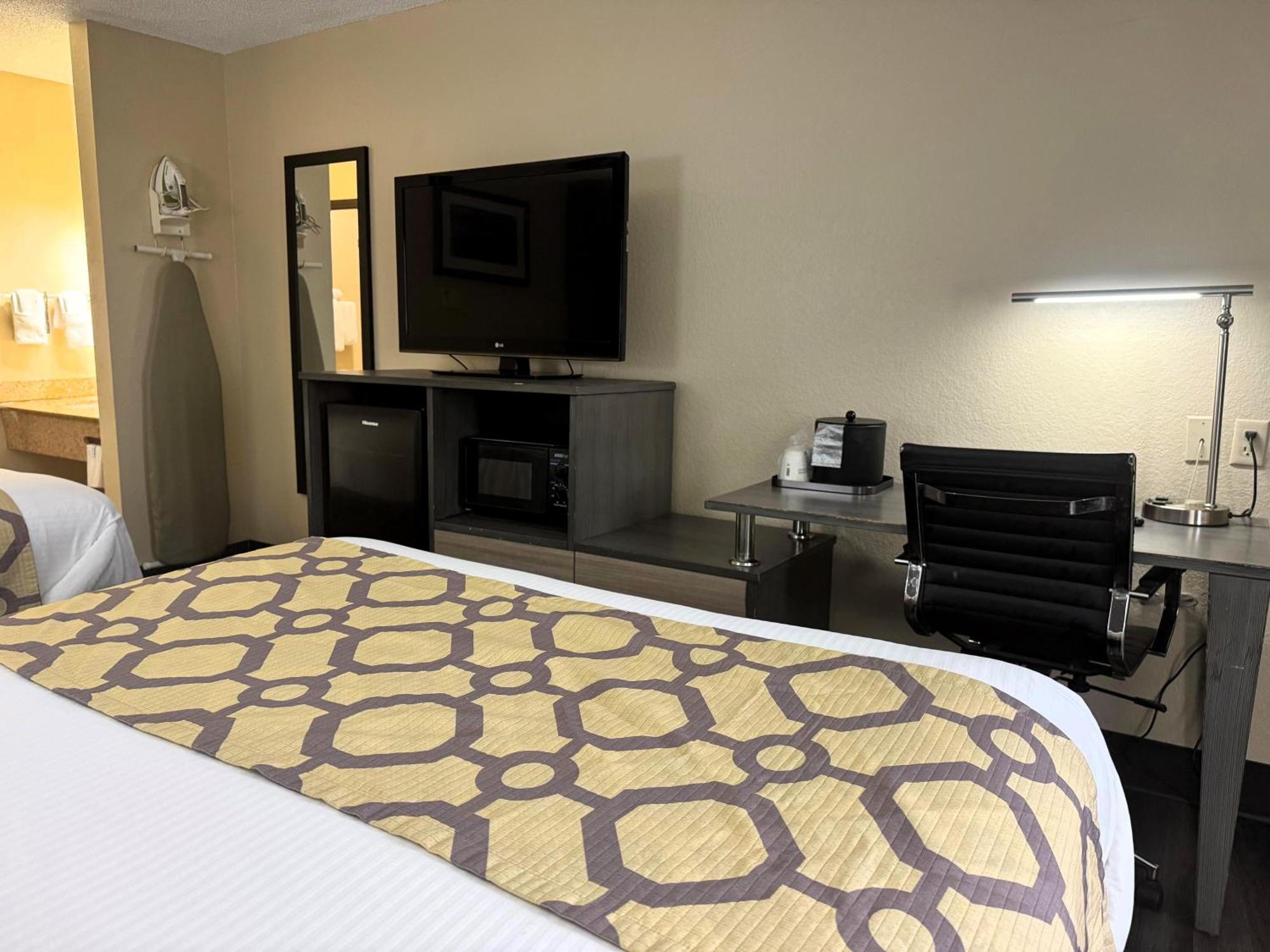 Queen Room Two Queen Beds Pet Friendly or Non-Smoking