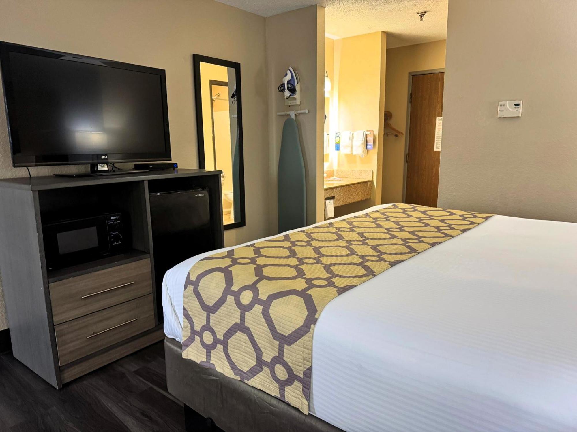 Queen Room Disability Access Non-Smoking