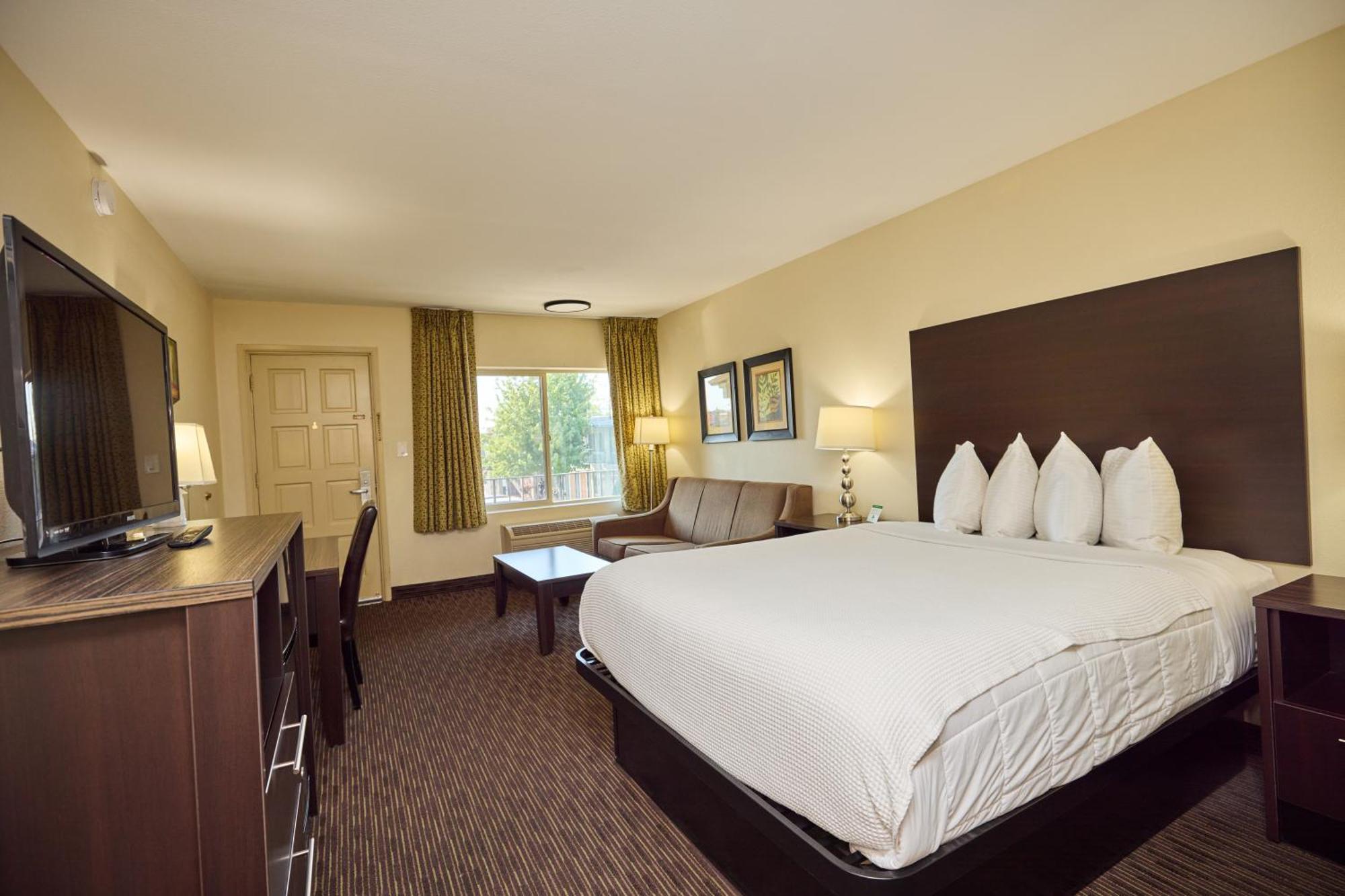 Deluxe Queen Room
