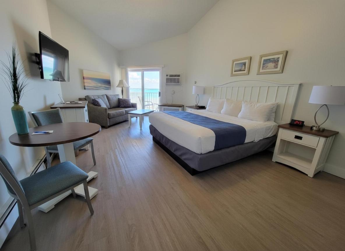 King Bed Bay View Spa Tub