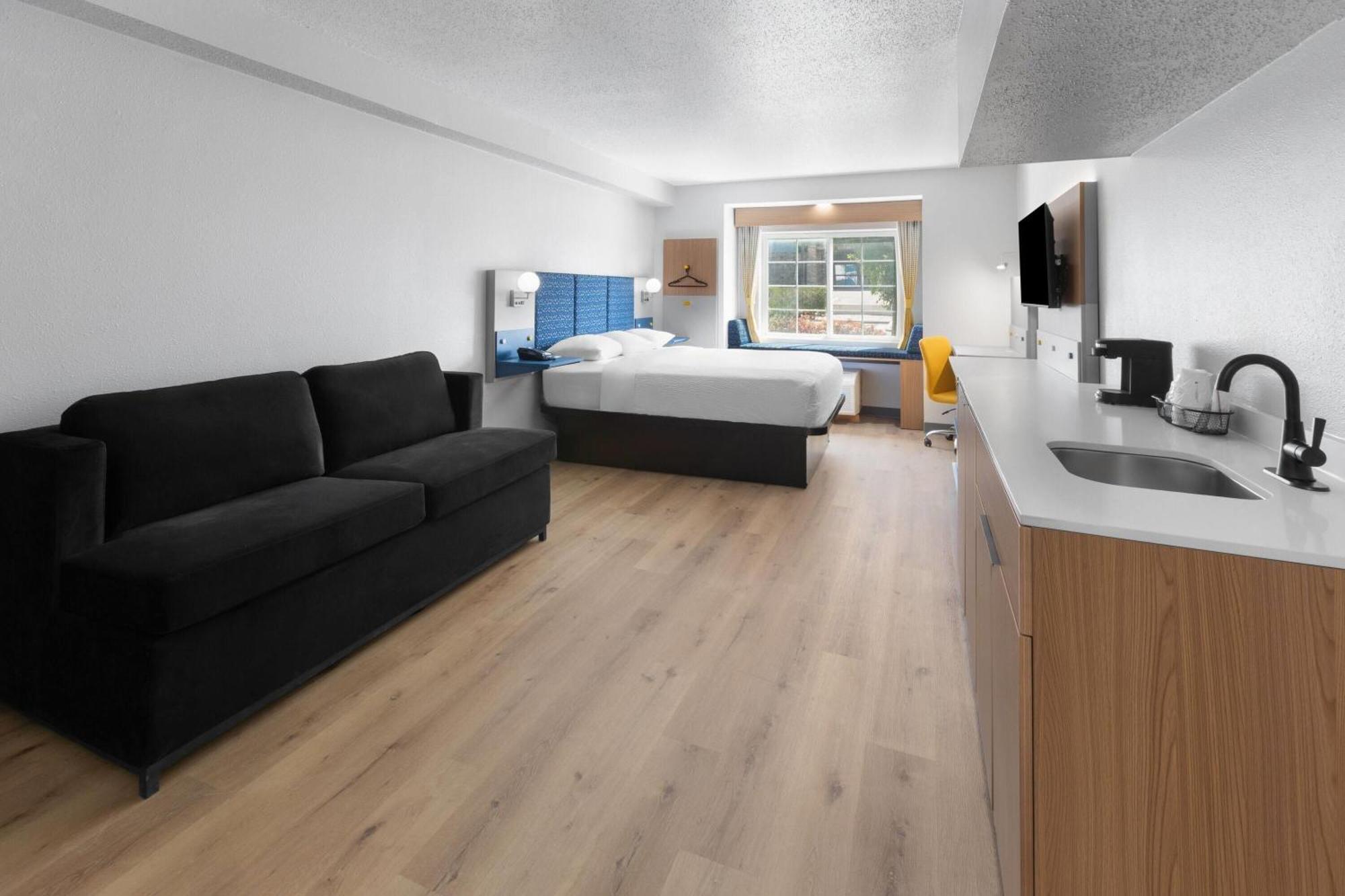 Queen Studio Suite Mobility Access or Non-Smoking