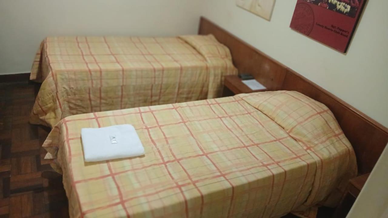 Quarto com 2 Camas de Solteiro