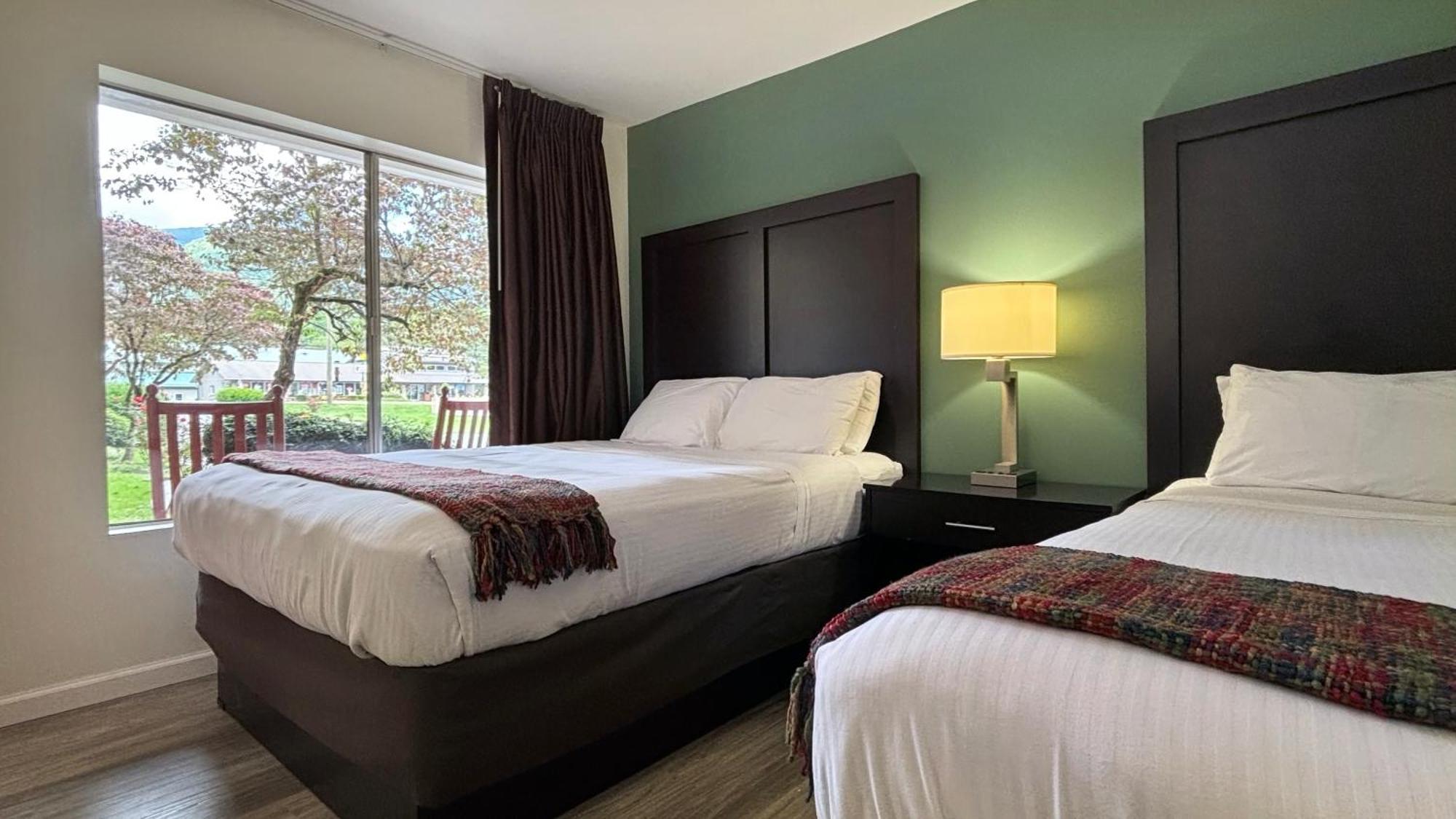 Deluxe Queen Room