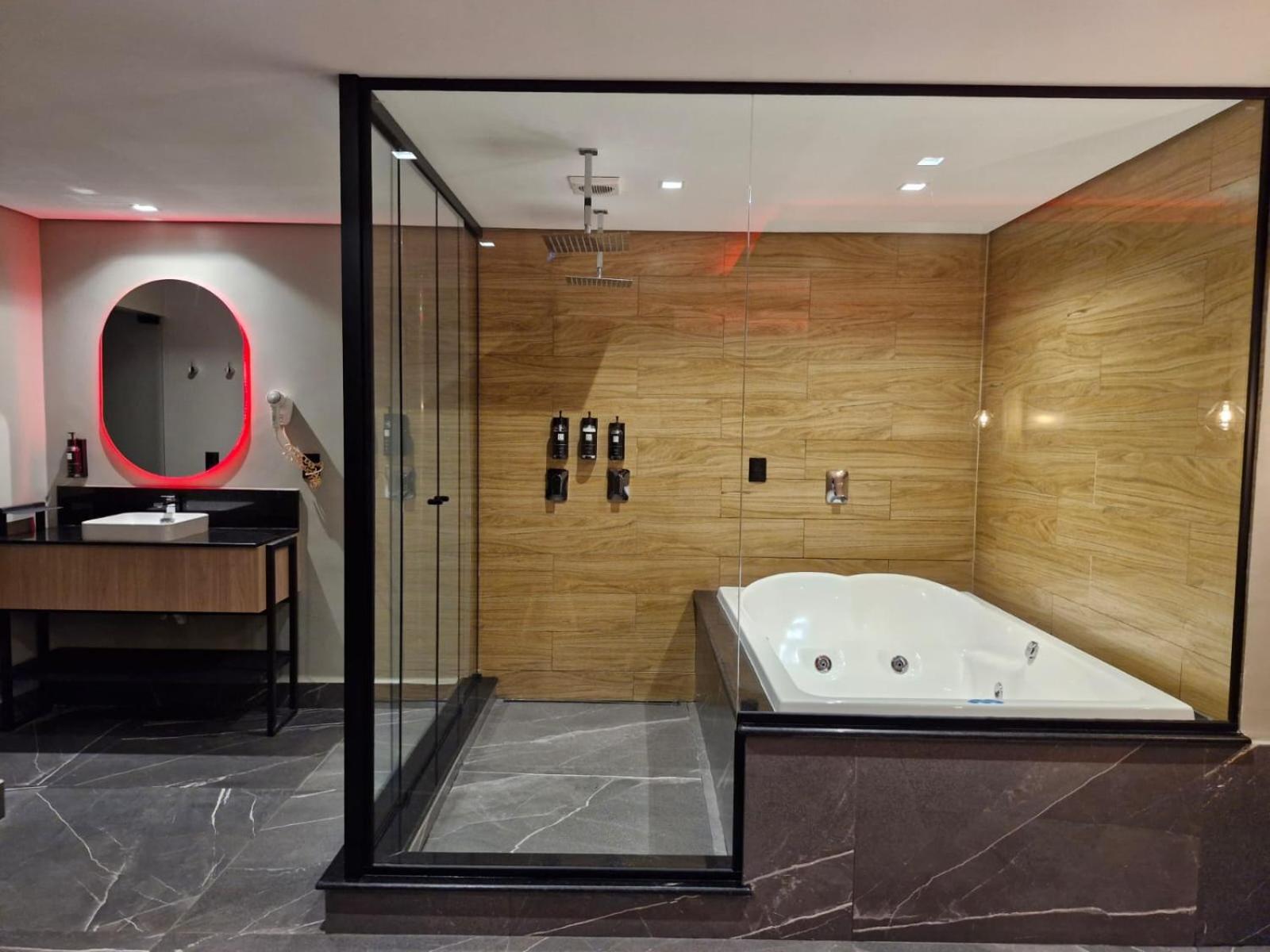 Deluxe Suite Spa Bath