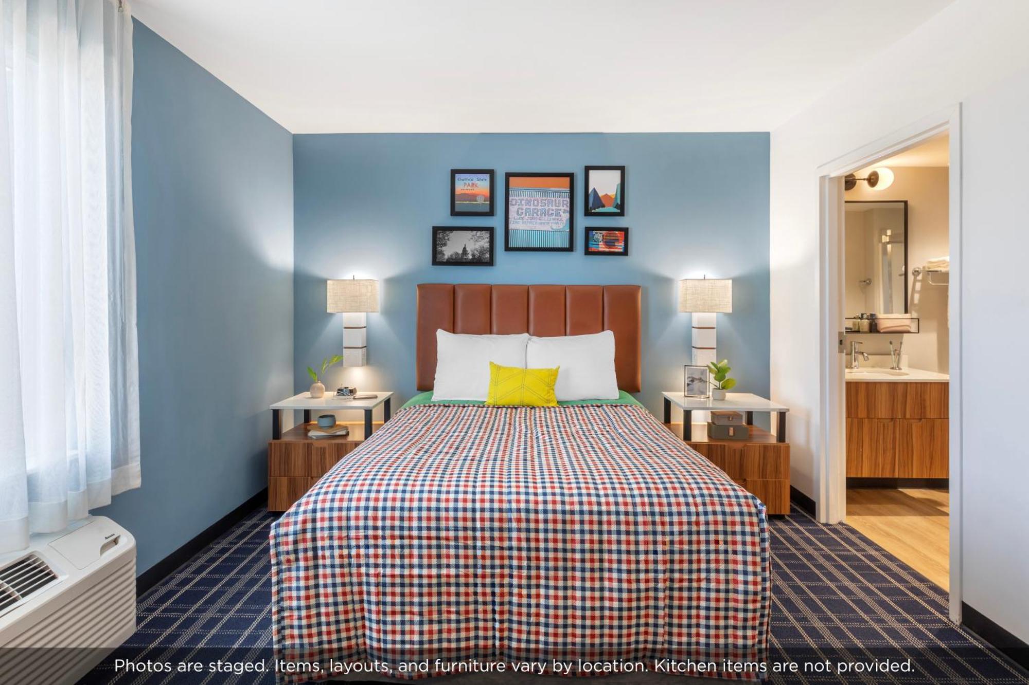 1 Queen Bed Non-Smoking Studio w or Kitchen