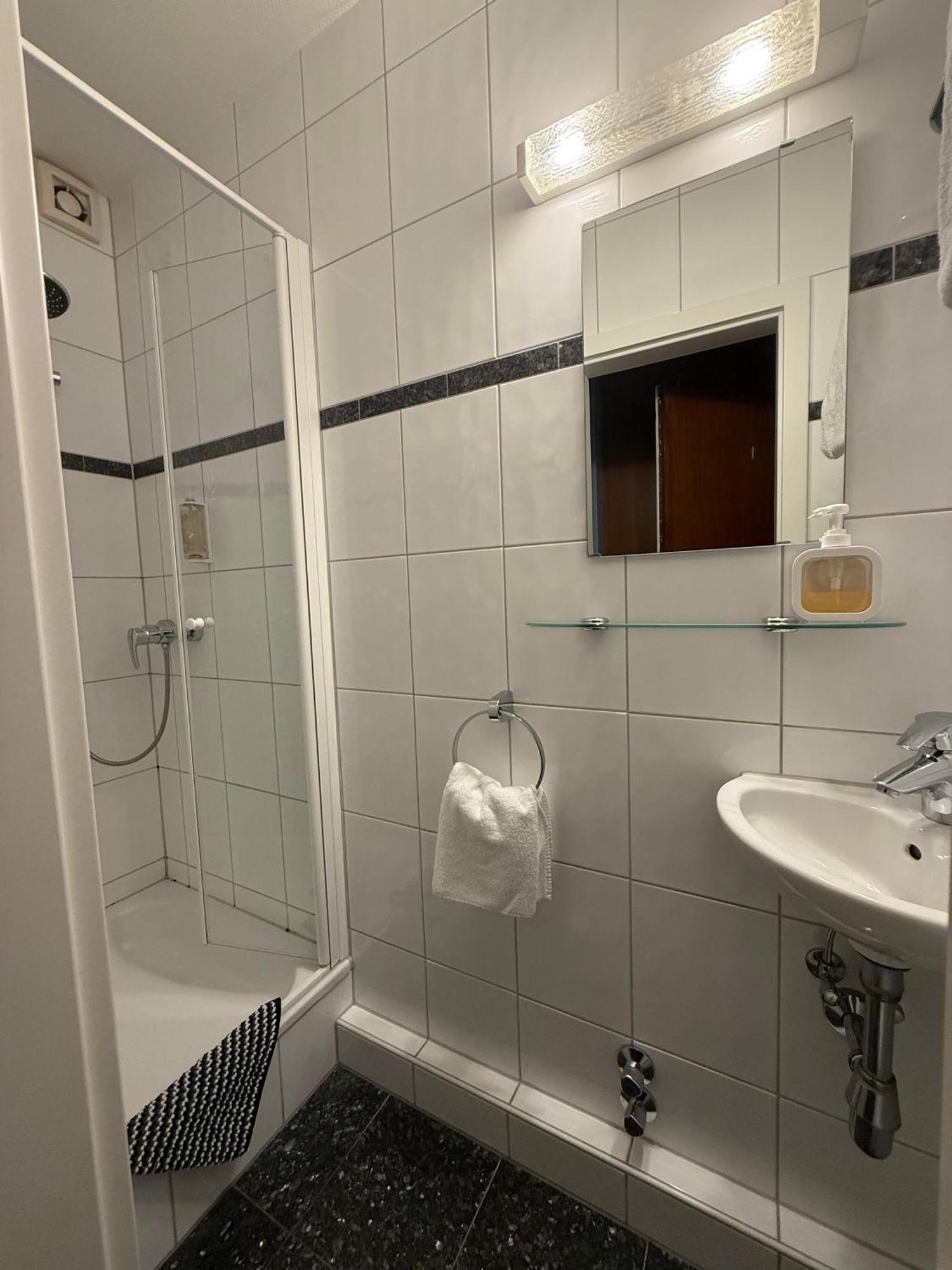Standard Einzelzimmer mit Dusche und Gemeinschafts-WC