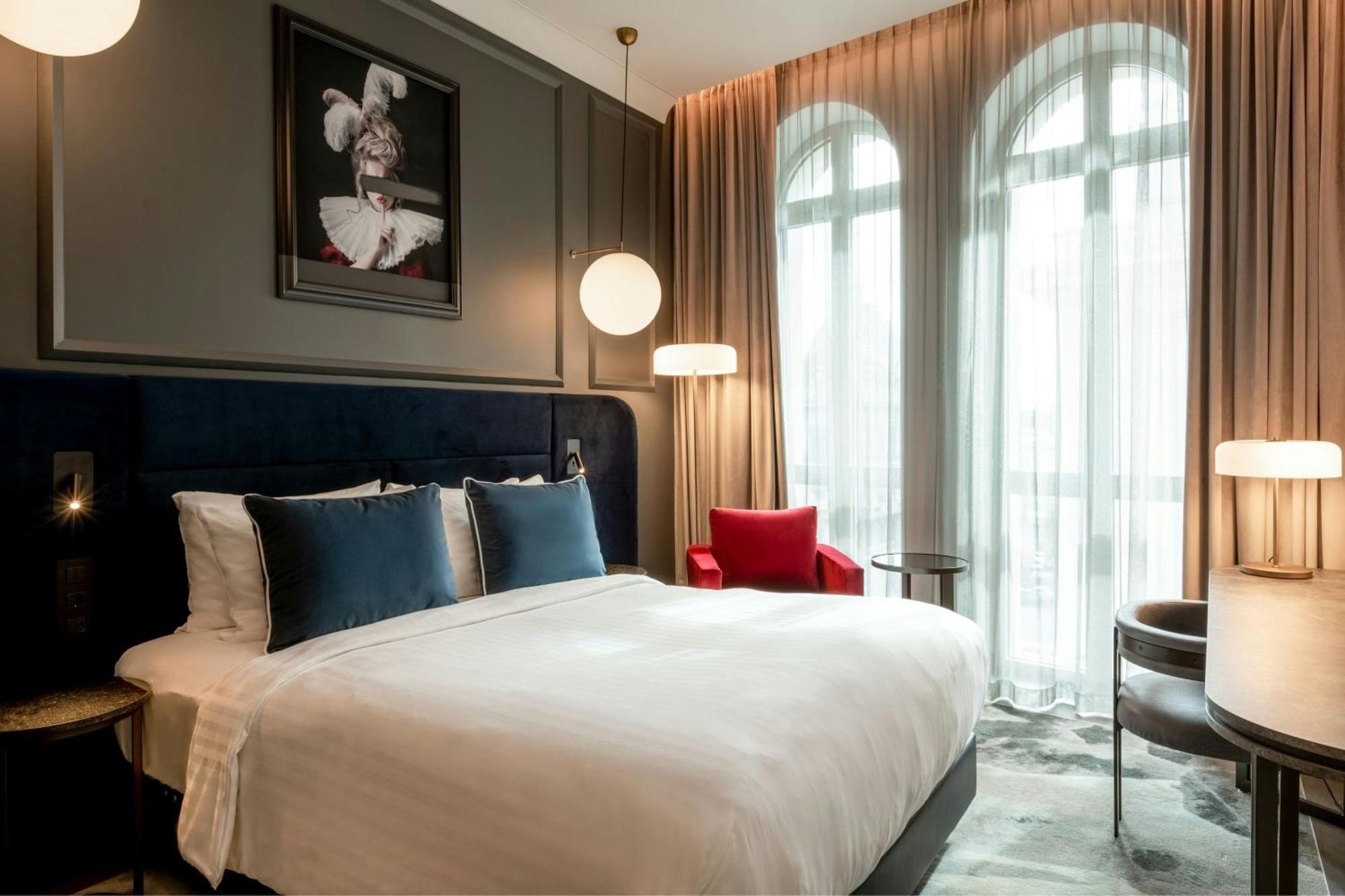 Silver Guest Room 1 King
