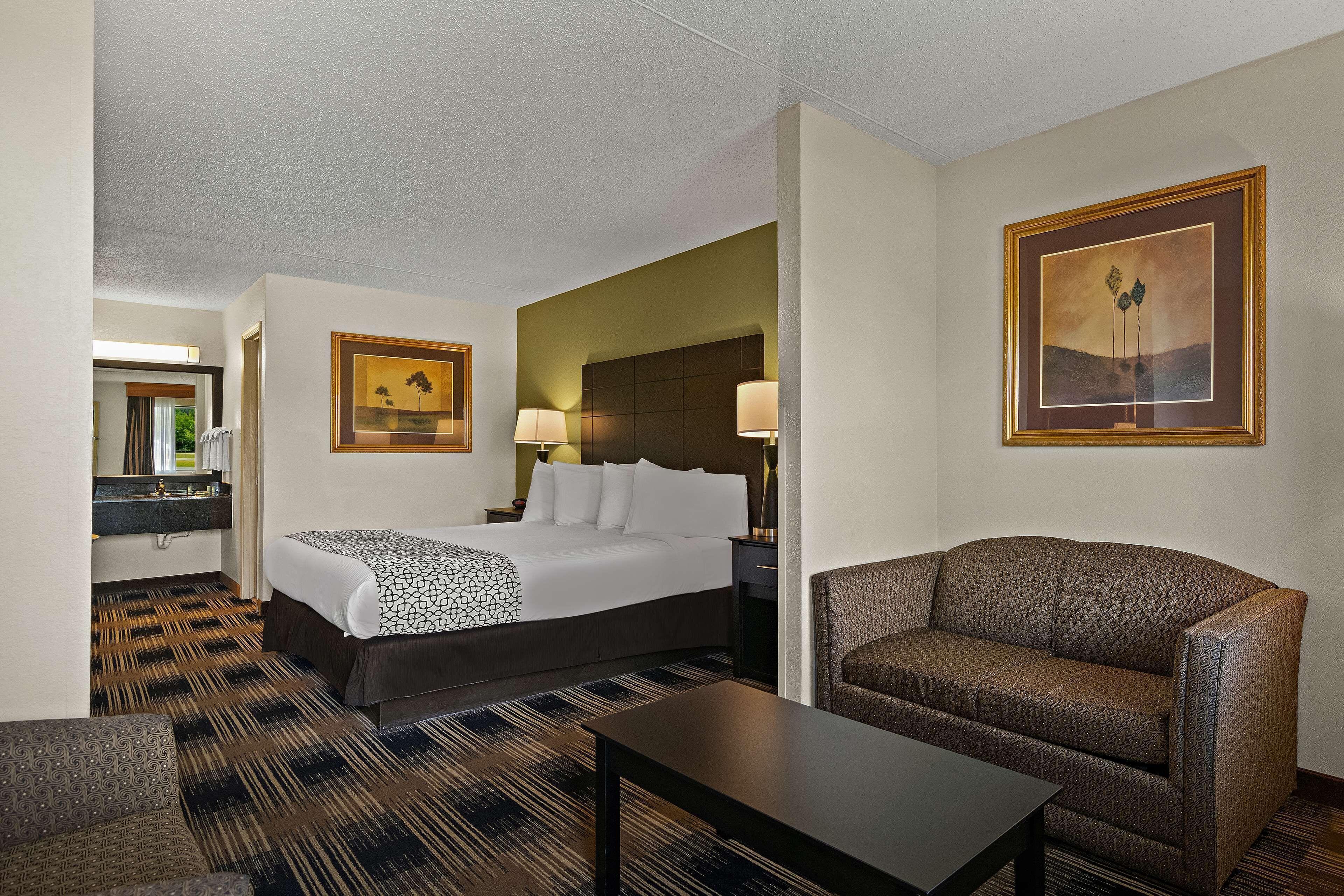 Mini King Suite Jetted Tub Non-Smoking