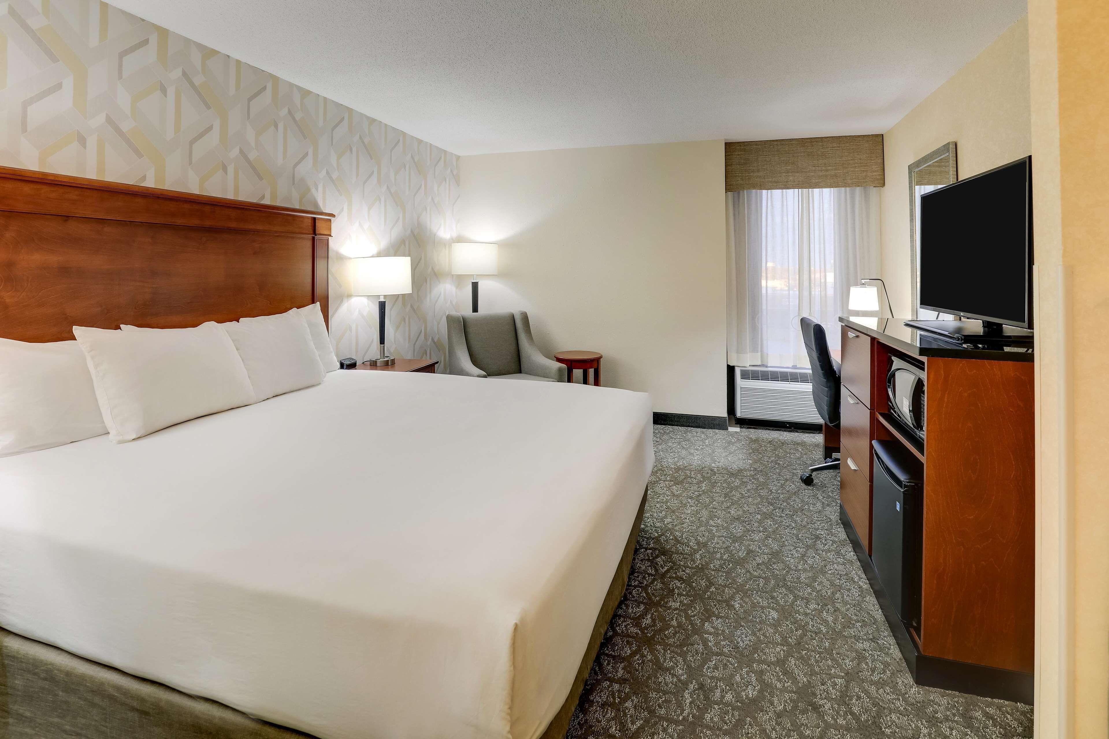 Deluxe King Room Accessible Tub
