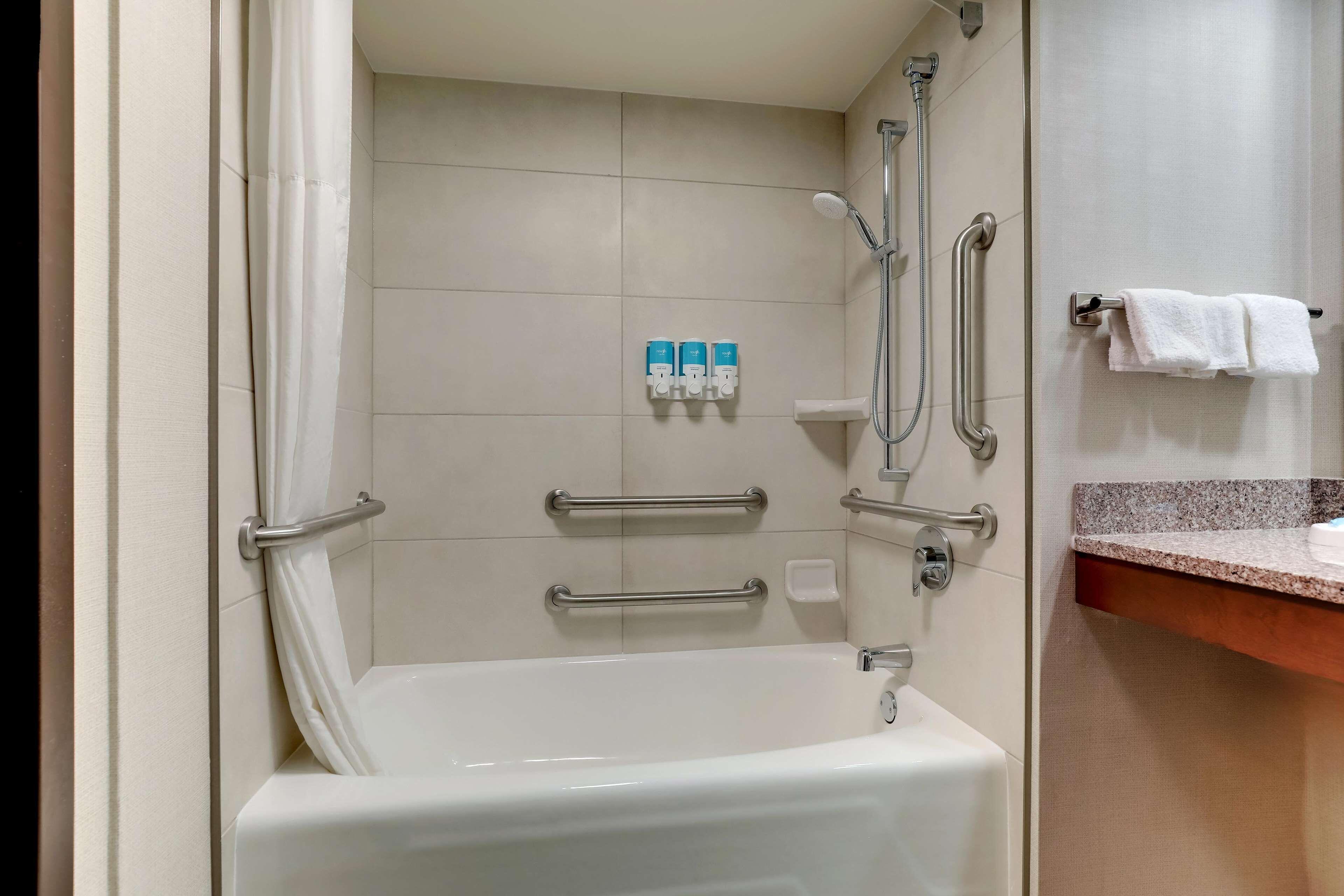 Deluxe King Room Accessible Tub