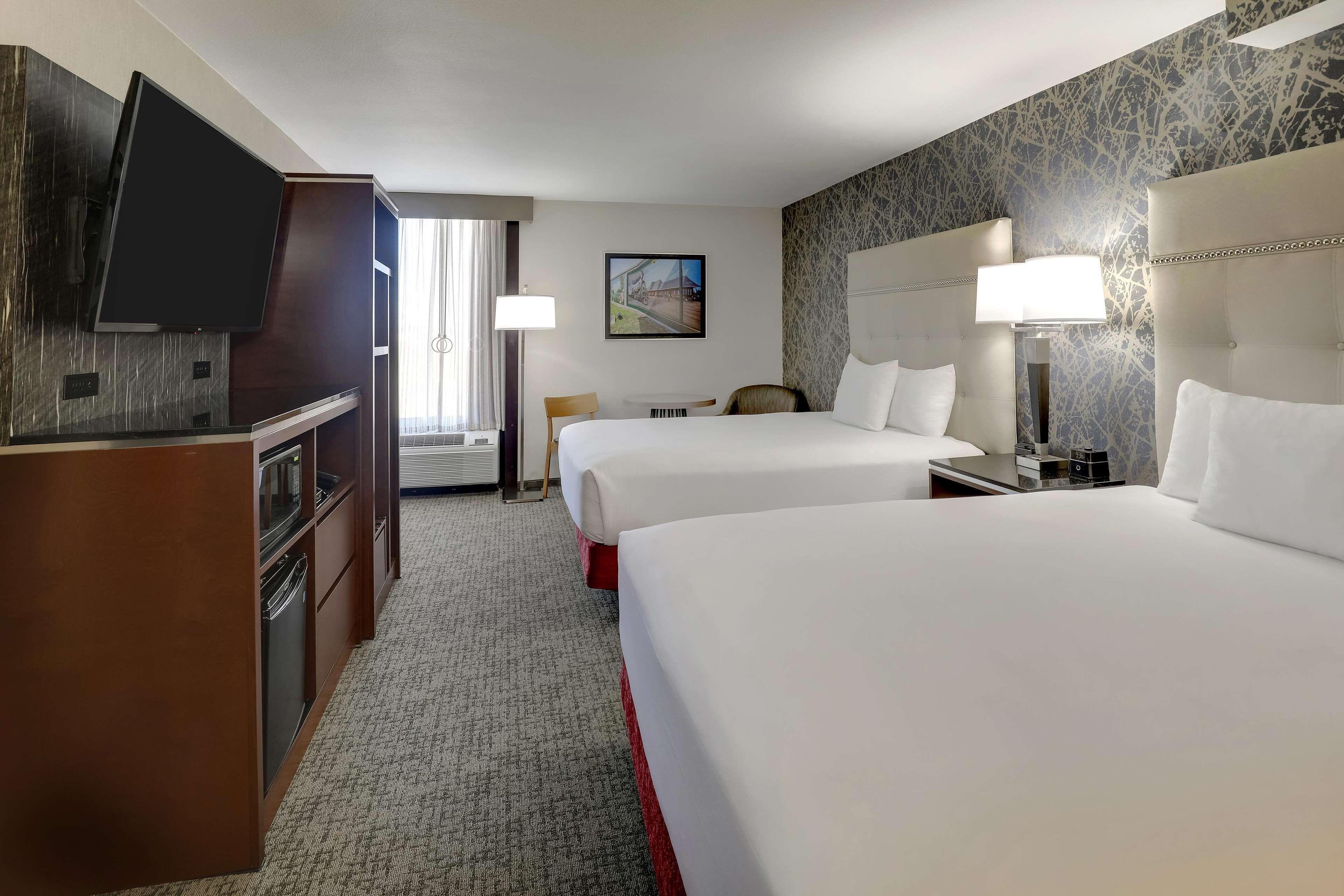 Deluxe Queen Room Two Queen Beds Accessible Tub