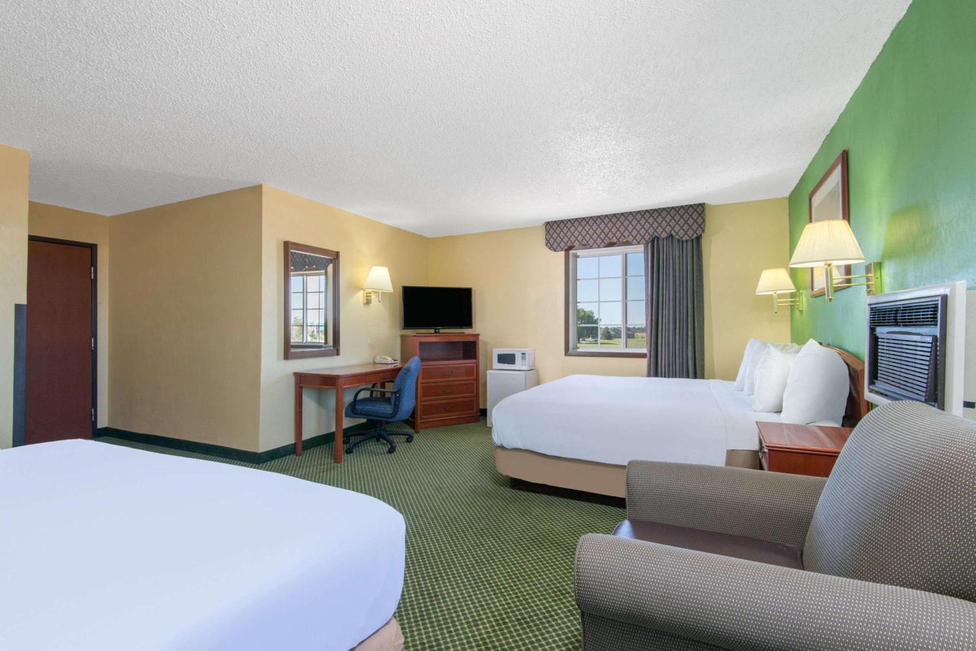 Studio Suite Three Double Beds Non-Smoking