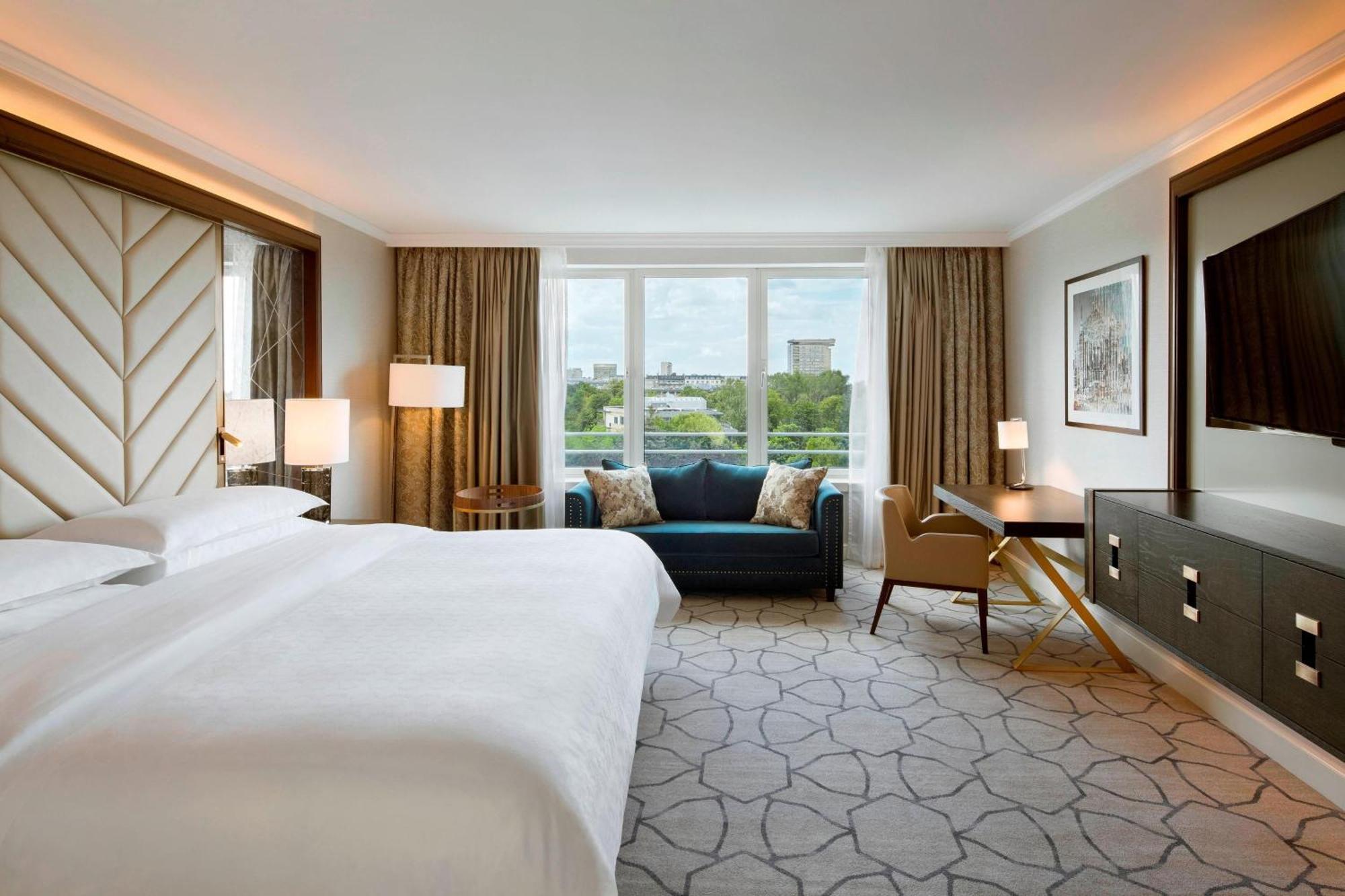 Premium Guest room Club lounge access 1 King High floor