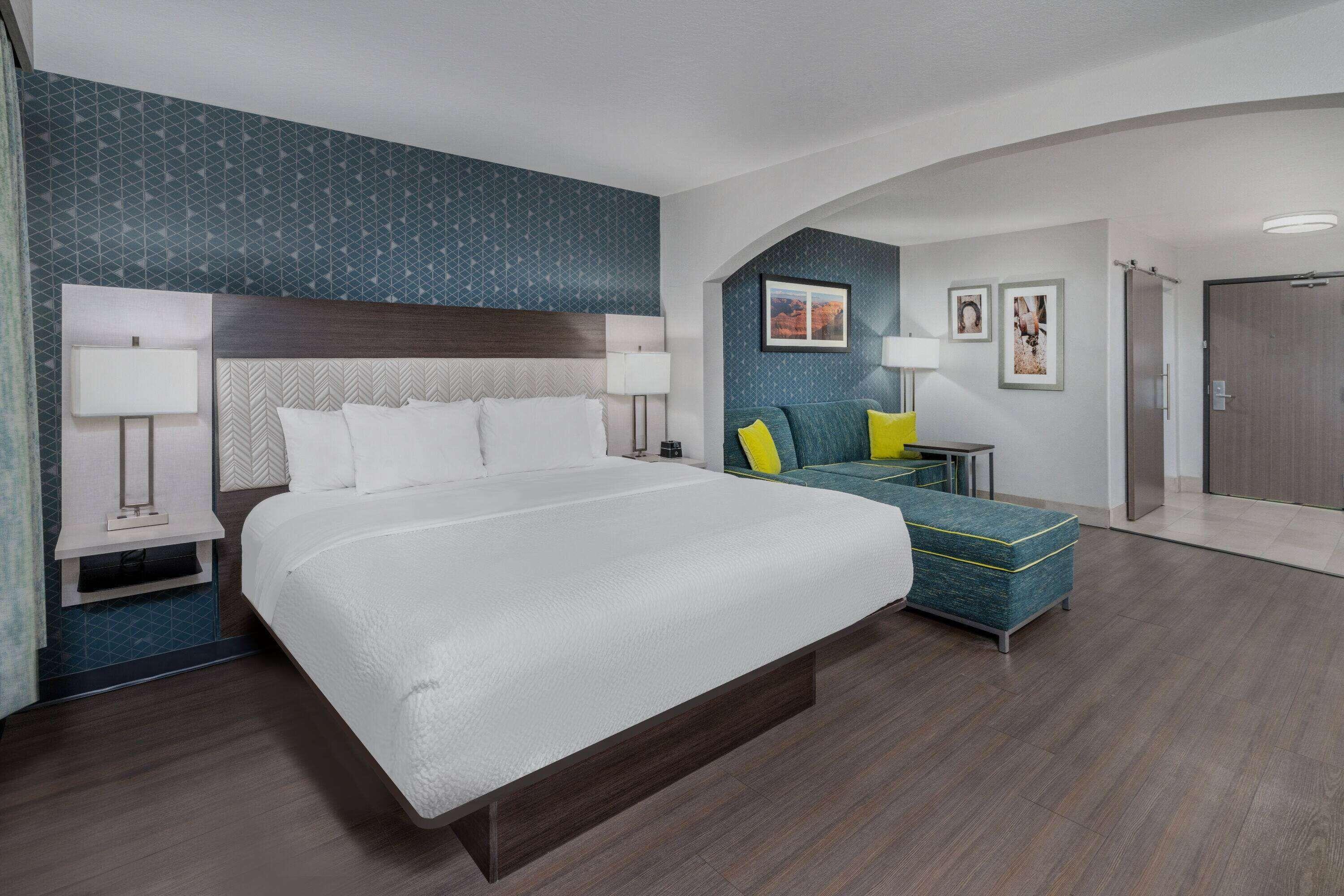 Deluxe Studio Suite King Bed Non-Smoking