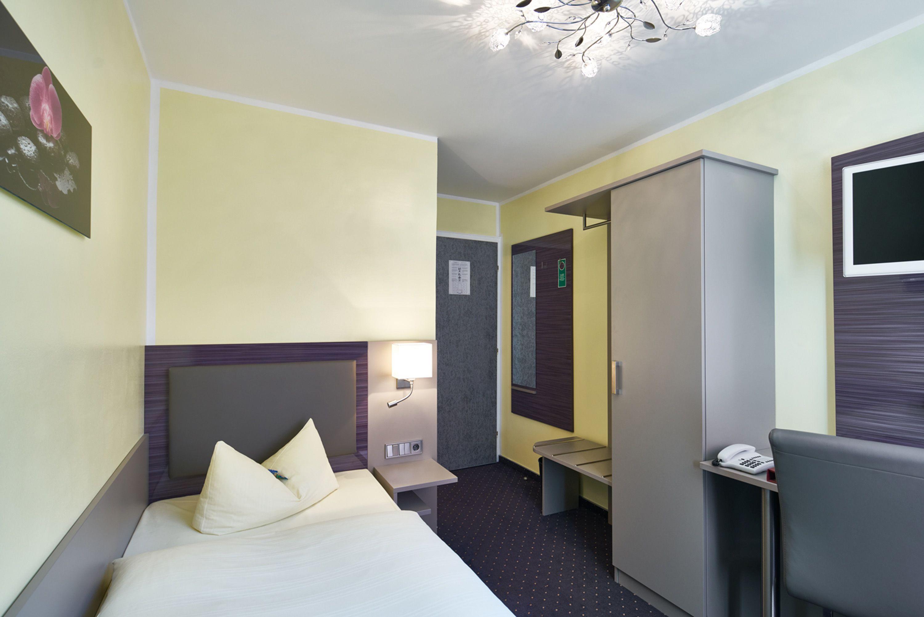Comfort Single Room Courtyard or Street View
