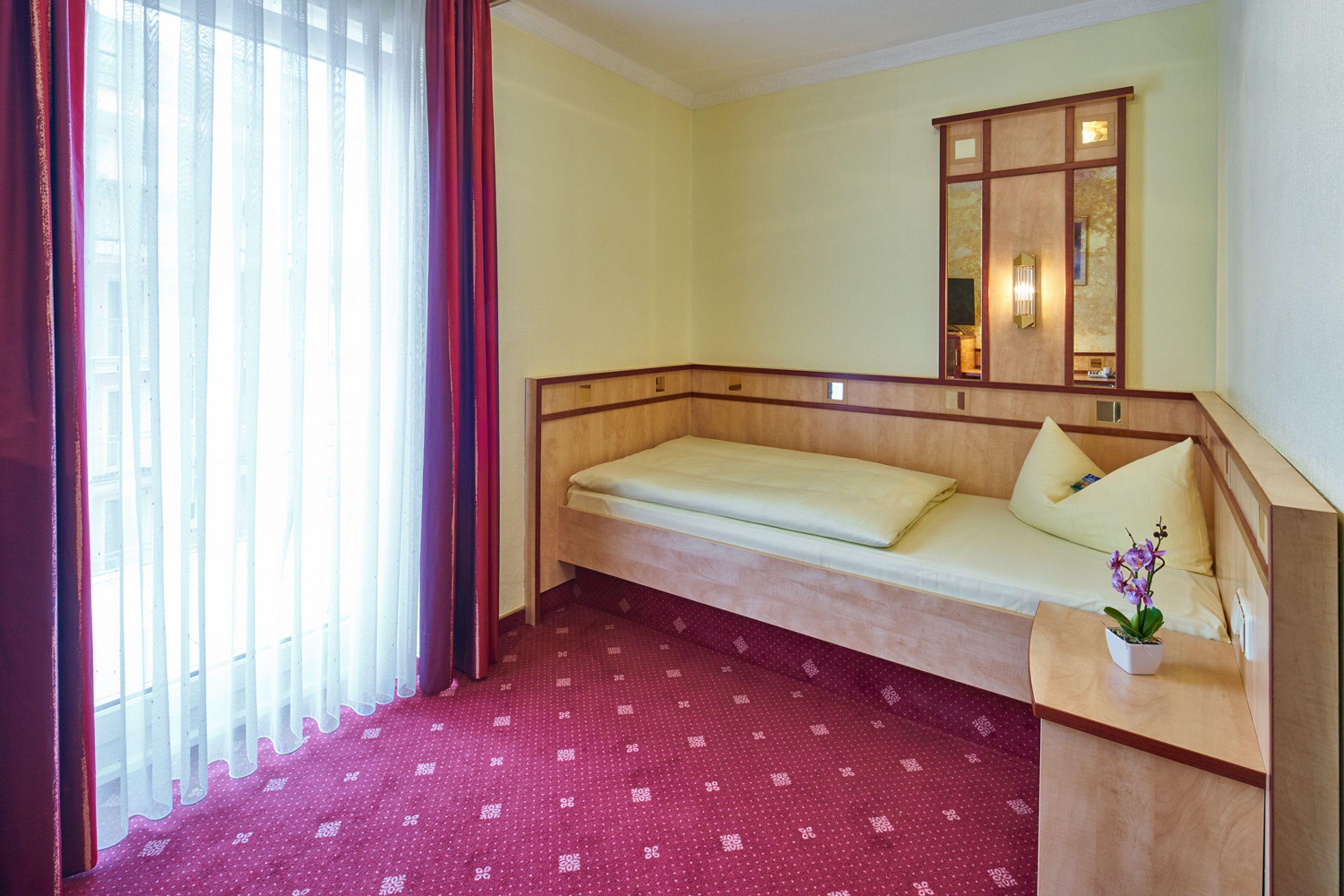 Comfort Single Room Courtyard or Street View