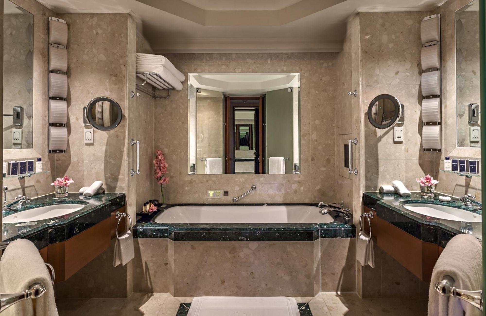 Grand Deluxe King Room